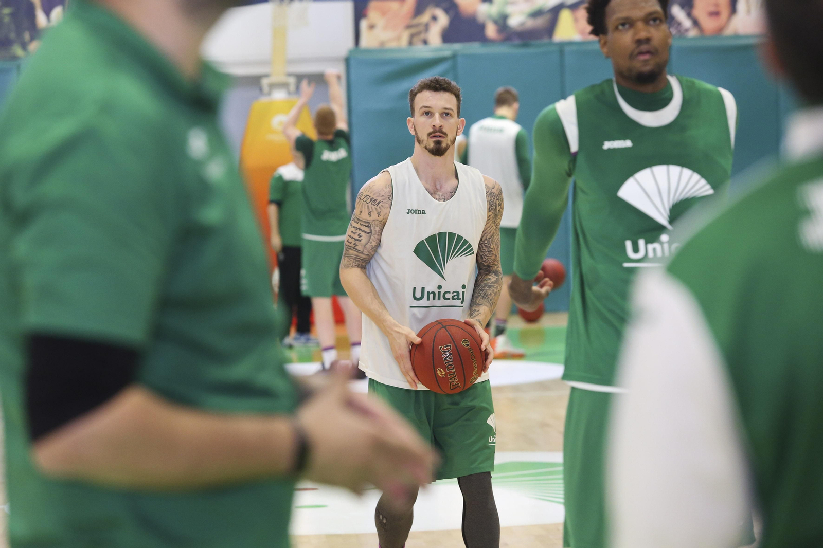 Josh Adams mira al aro en Los Guindos.