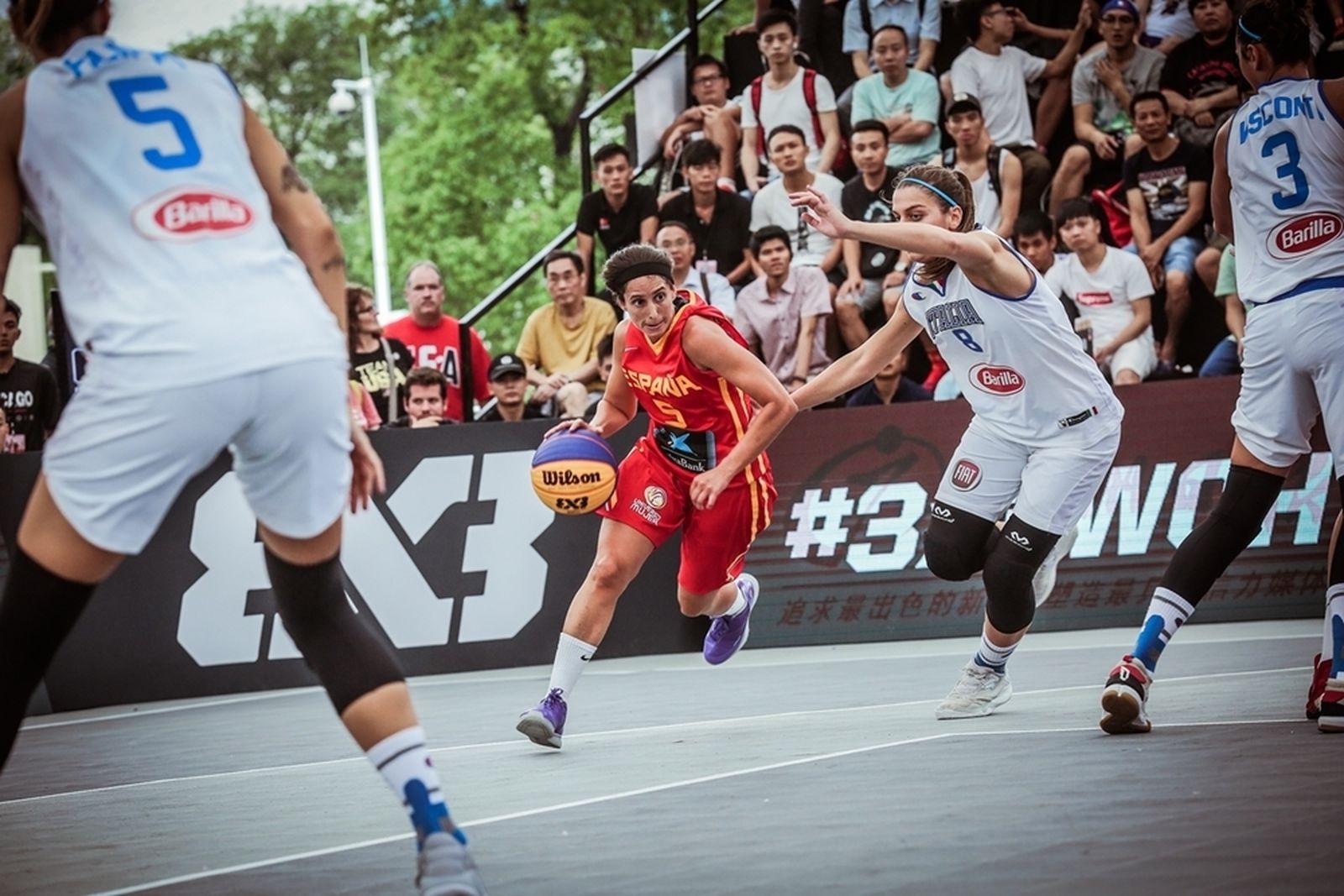 Gema García bota el balón en un partido con España 3x3.