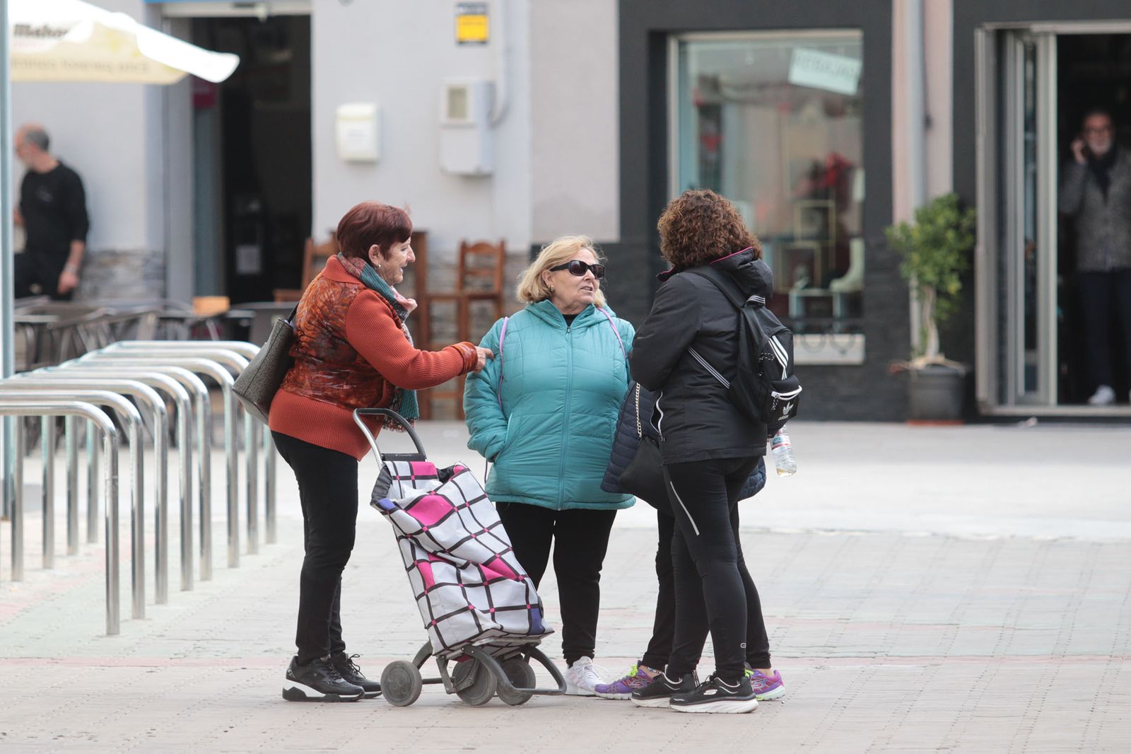 Imagen de archivo en la que varias mujeres de Viator dialogan en la calle.