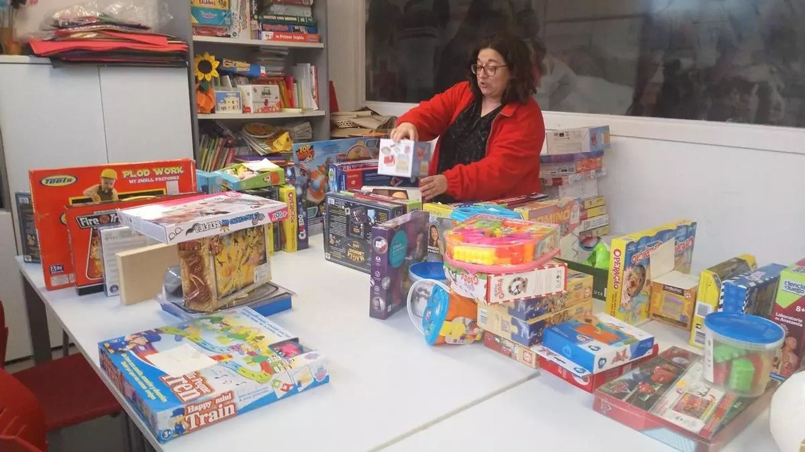 Foto de archivo de campaña de recogida de juguetes de Cruz Roja