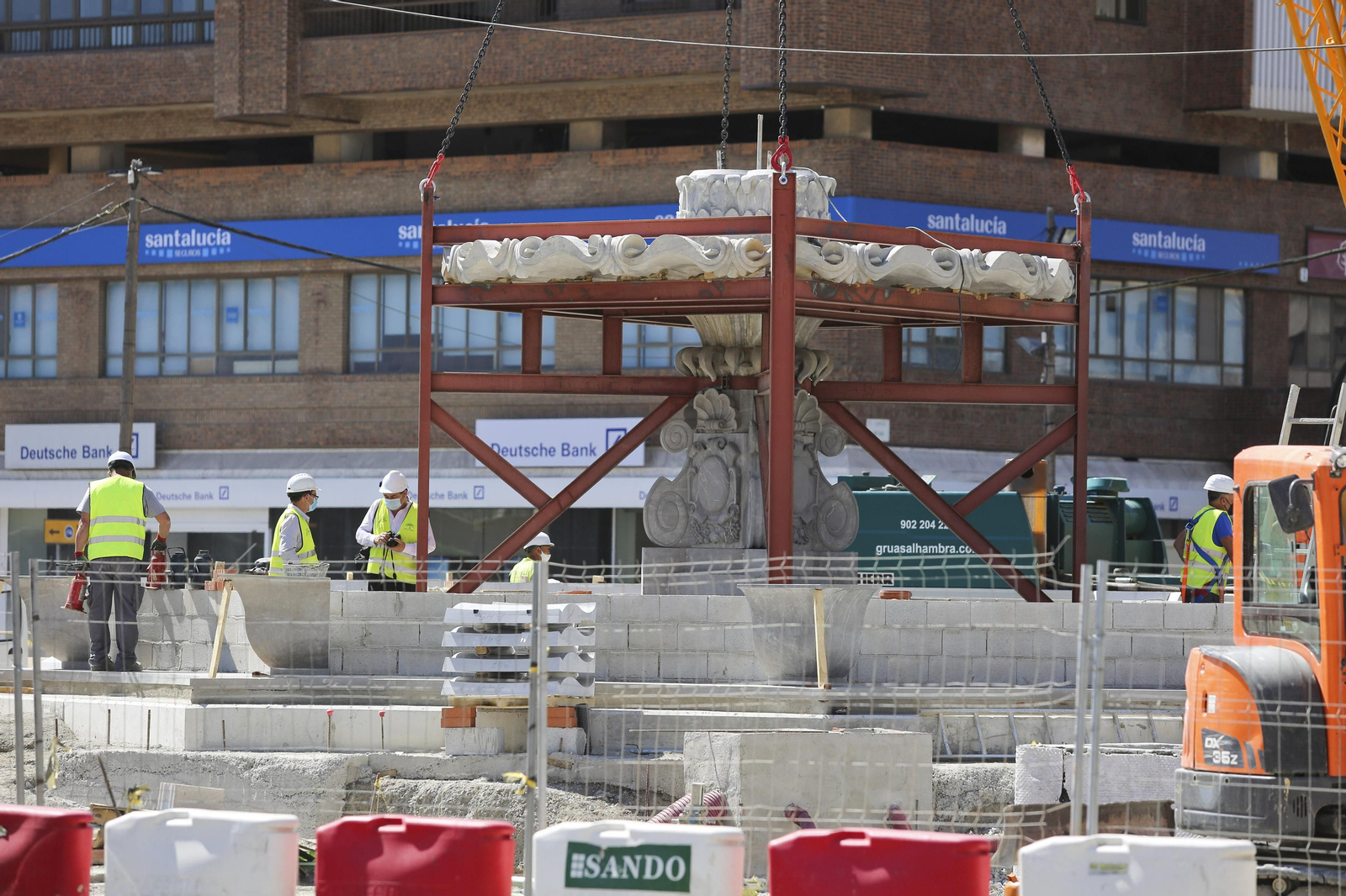 Fotos de la fuente de las Tres Gitanillas, que ya luce en la Avenida de Andalucía de Málaga