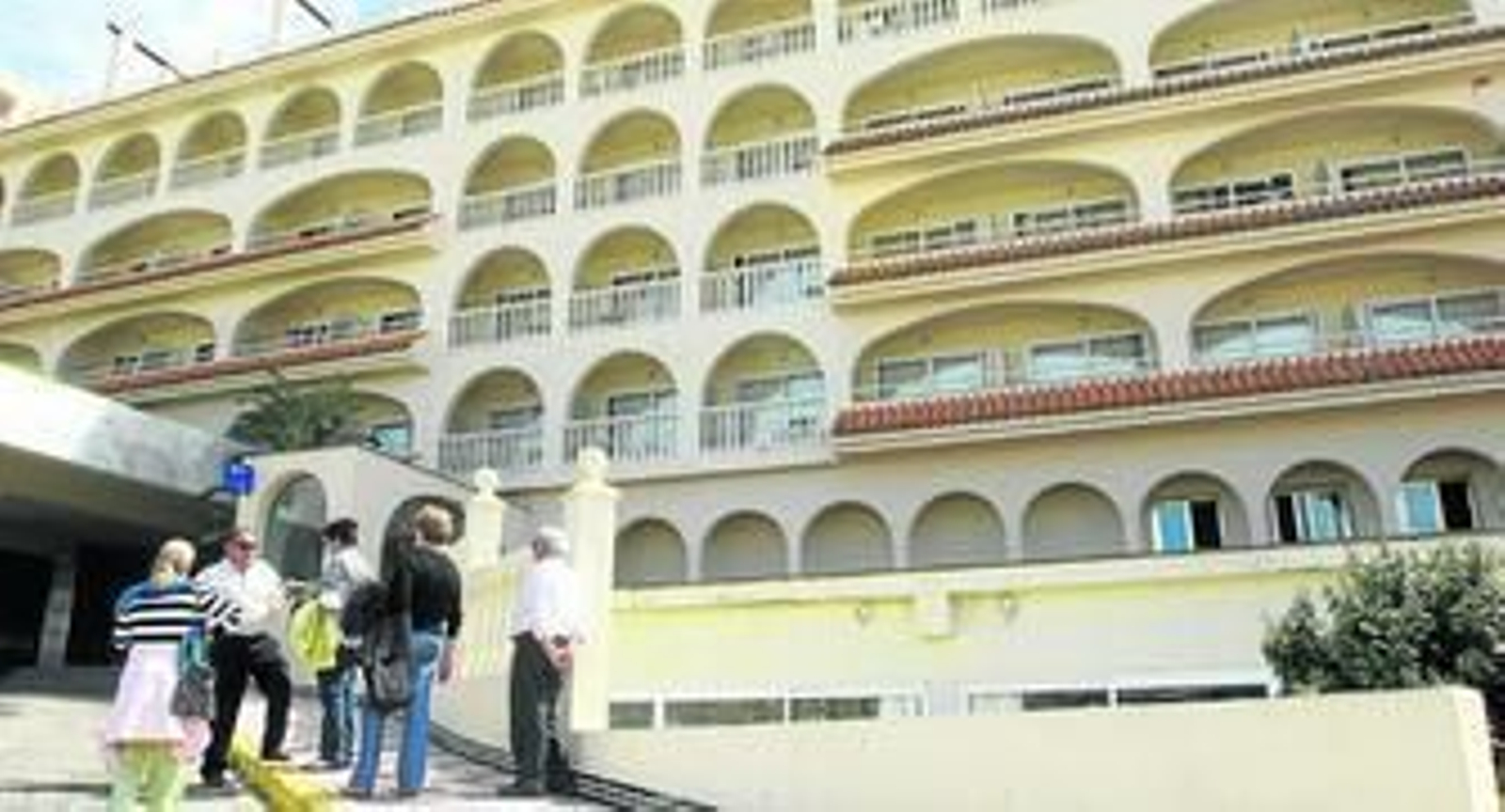 Turistas a las puertas de un hotel de Matalascañas.