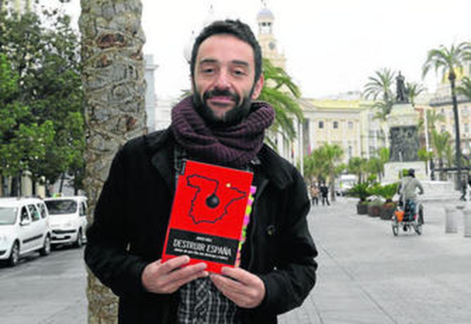 Javier Ríos posa con su libro en la plaza de San Juan de Dios.