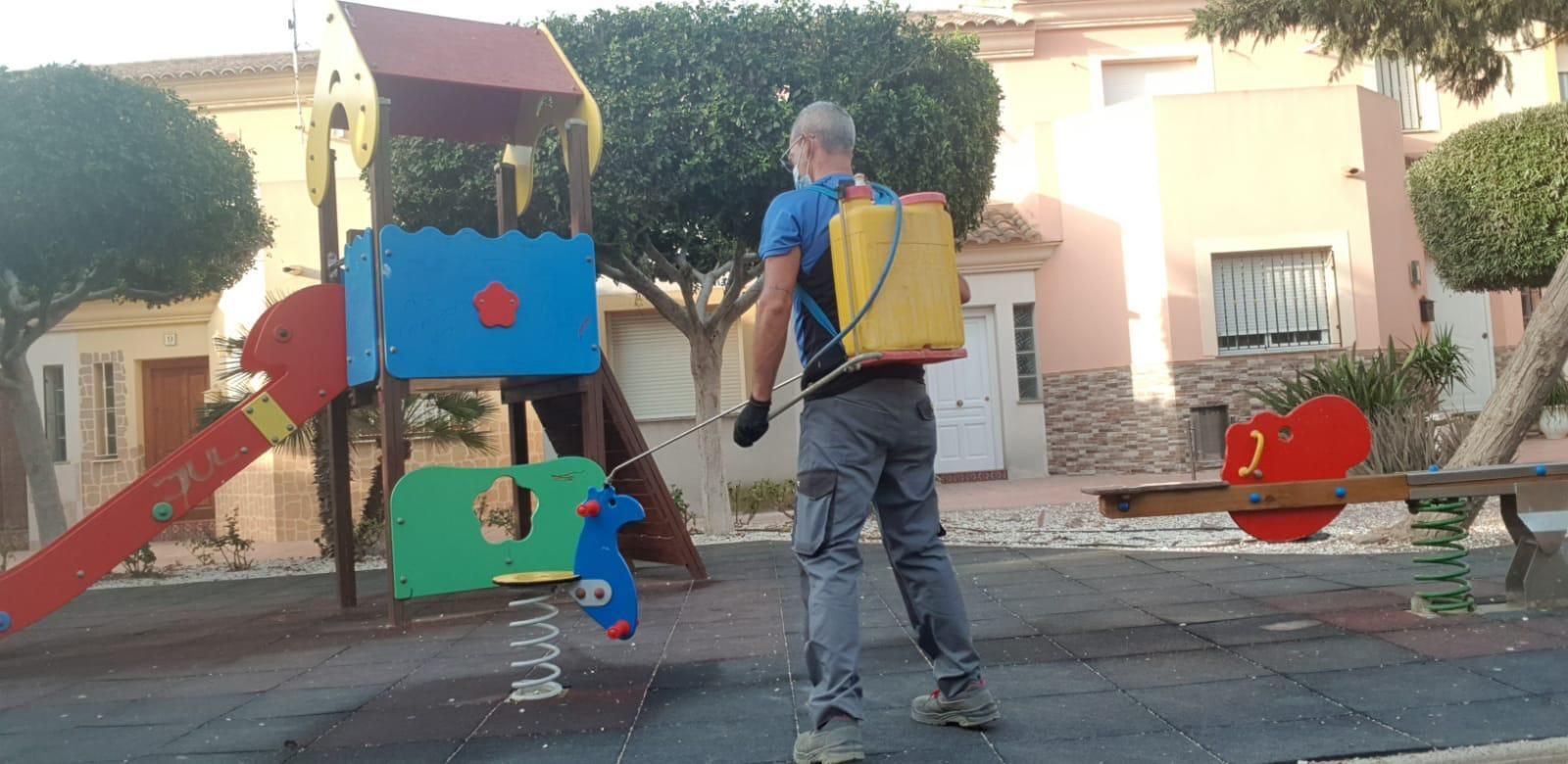 Desinfección de parques infantiles en Pulpí