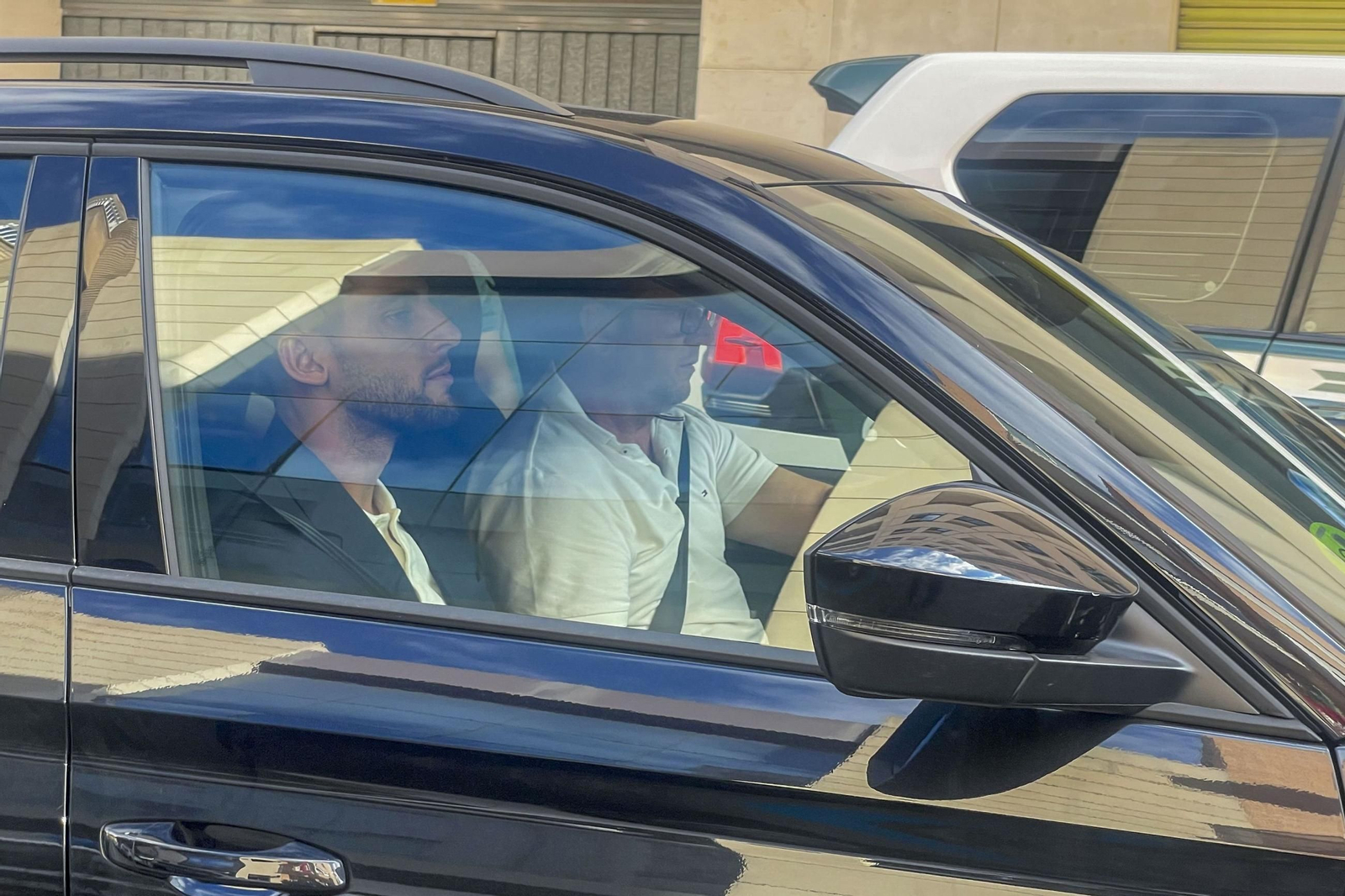 Rafa Mir abandona los juzgados de Llíria acompañado por su padre. Rafa Mir abandona los juzgados de Llíria acompañado por su padre.