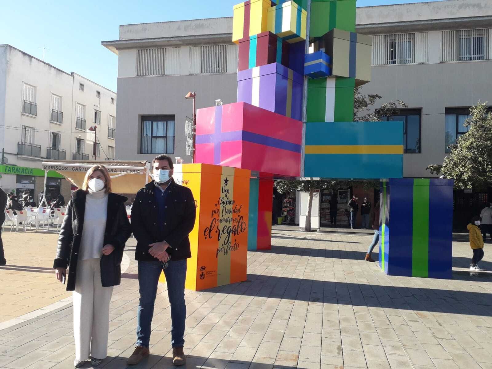 La edil Pepa Vela y Francisco Javier Díaz junto a ‘El árbol de los deseos’ en la Plaza deLas Bodegas.