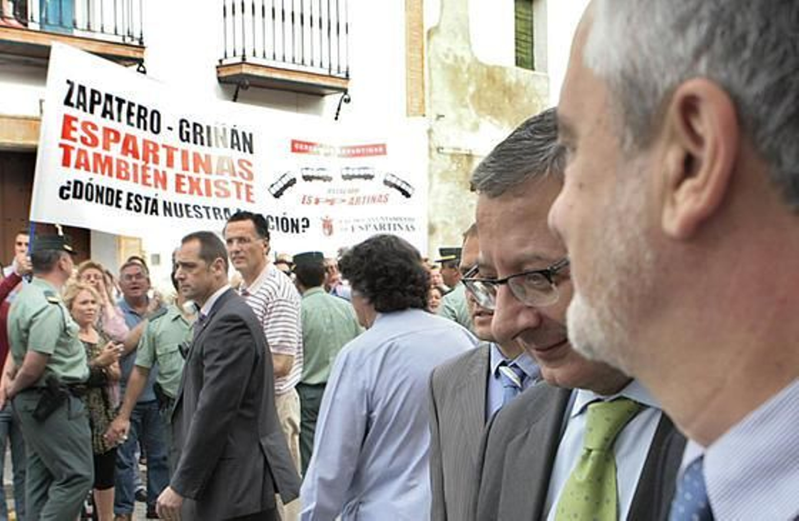 Junio de 2010: Griñán y Blanco presencia una protesta en Espartinas. /  J.C. Muñoz