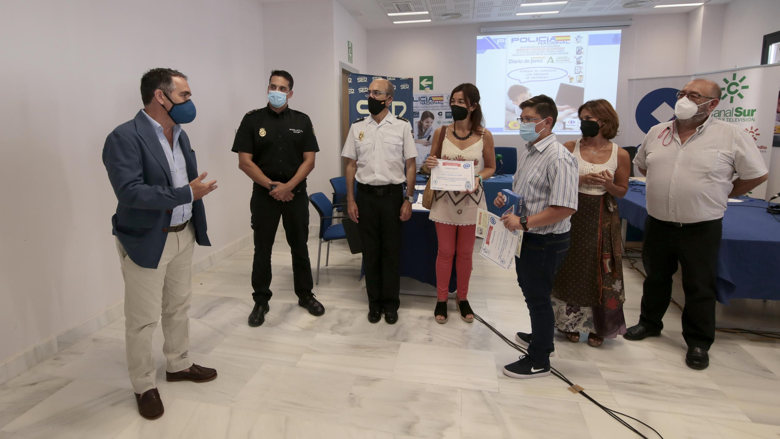 Premios del concurso escolar de infografías sobre riesgos de internet de Diario de Jerez y Policia Nacional