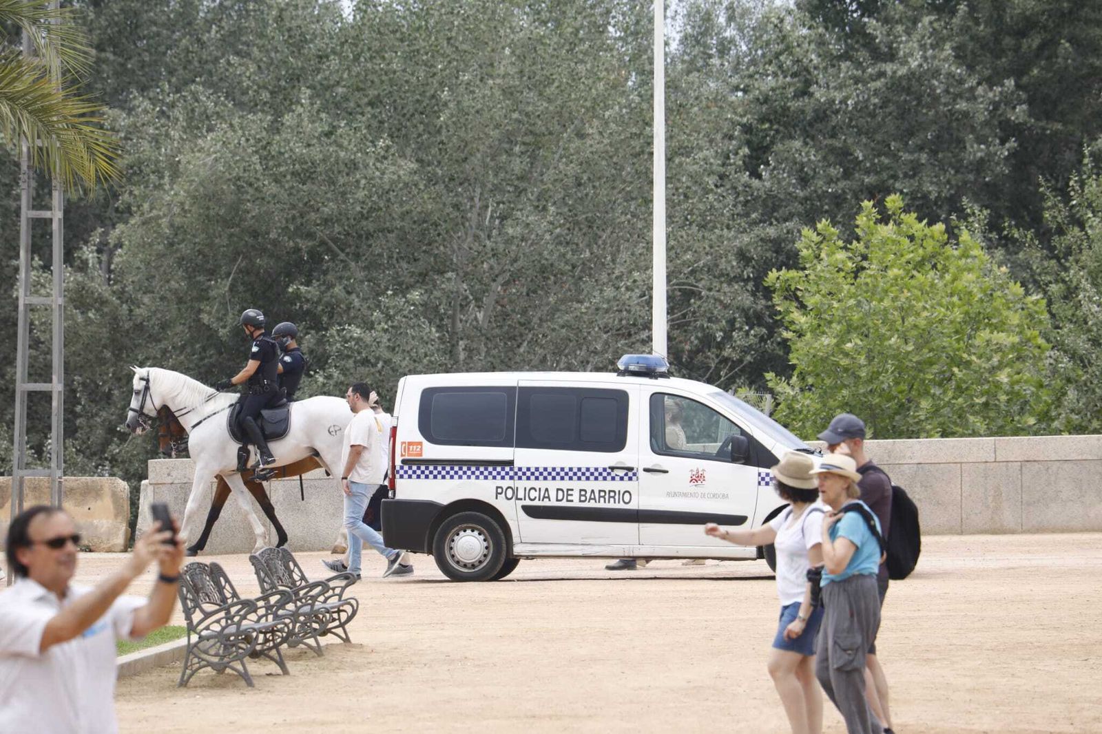 Agentes de la Policía en el recinto ferial.
