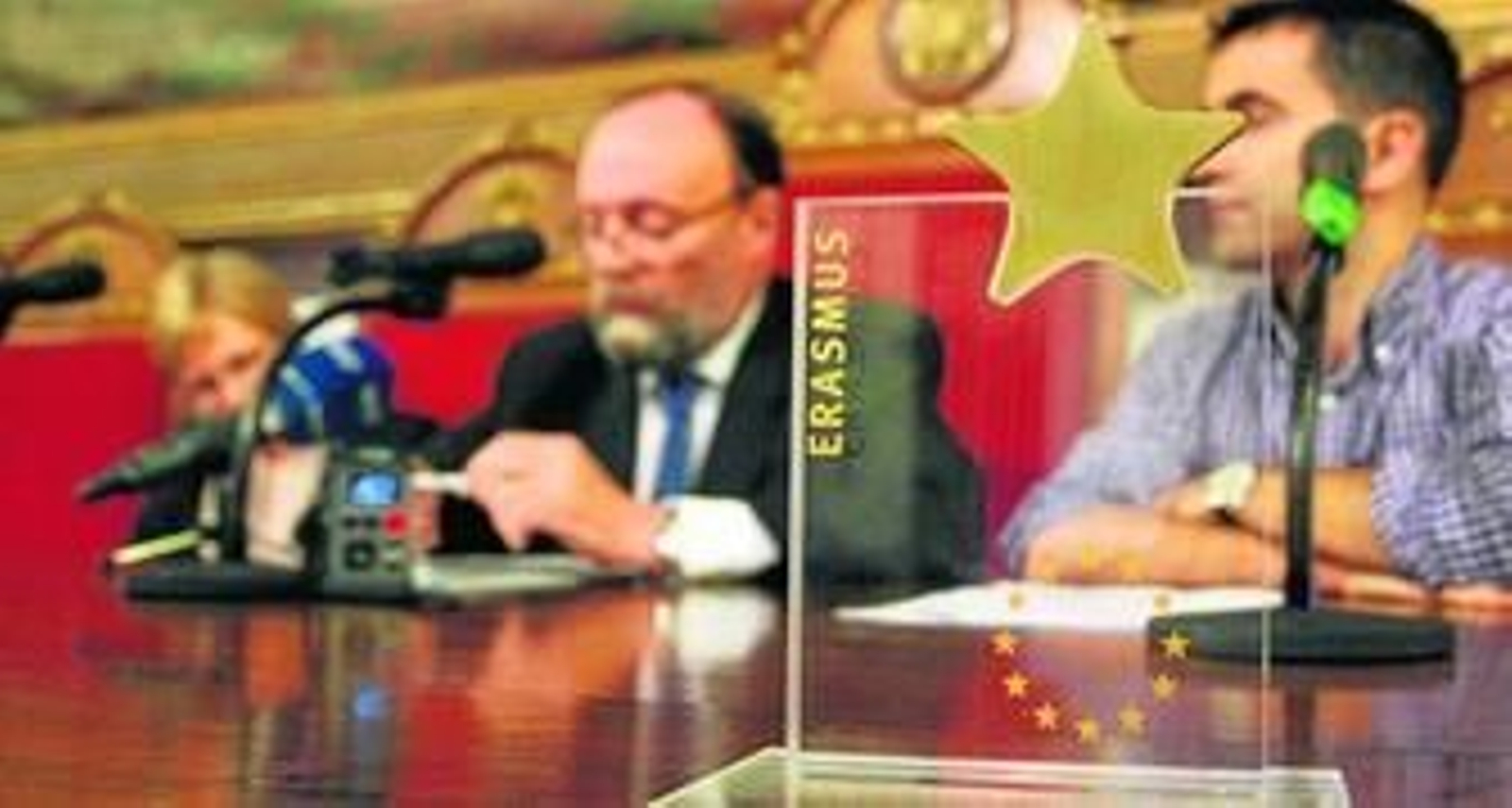 Kelly, Lodeiro y Fernández lucían ayer la Estrella de Oro que recibió la UGR en 2007 por su programa Erasmus.