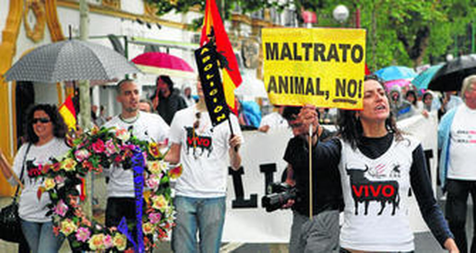 Un grupo de antitaurinos en una manifestación contra la Fiesta en Sevilla.