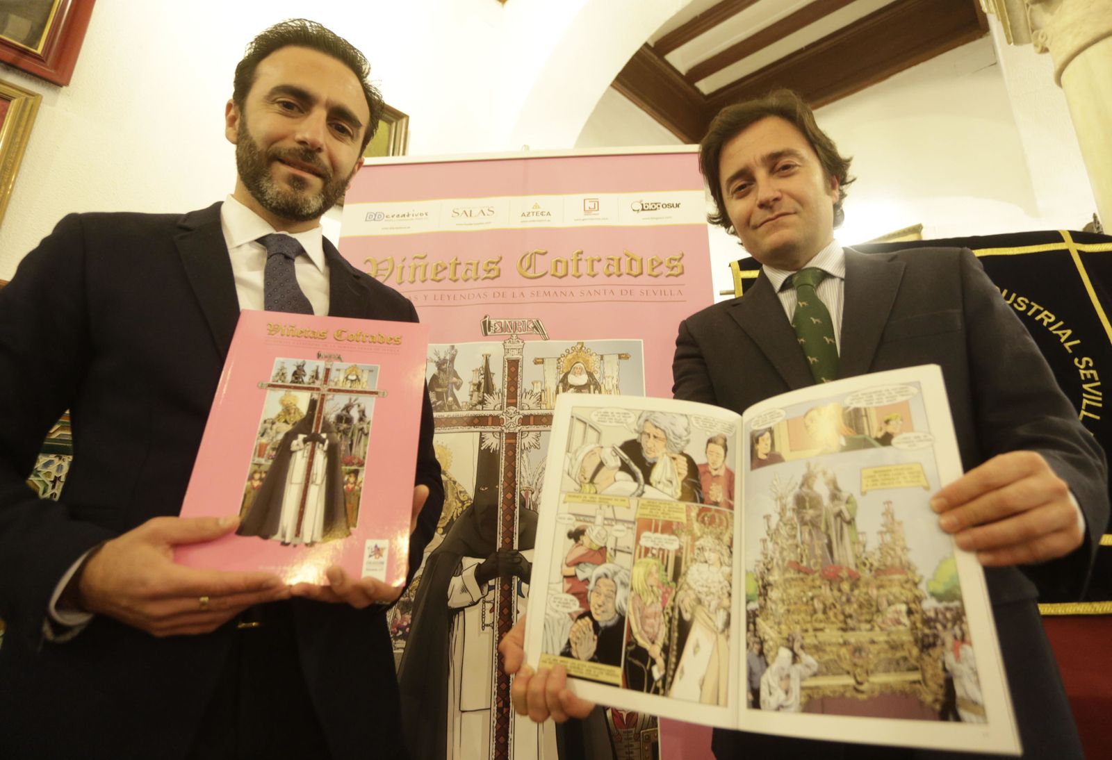 David, a la izquierda, y Damián García-Cantelar, anoche, en el Mercantil, con la séptima entrega de sus 'Viñetas Cofrades'.