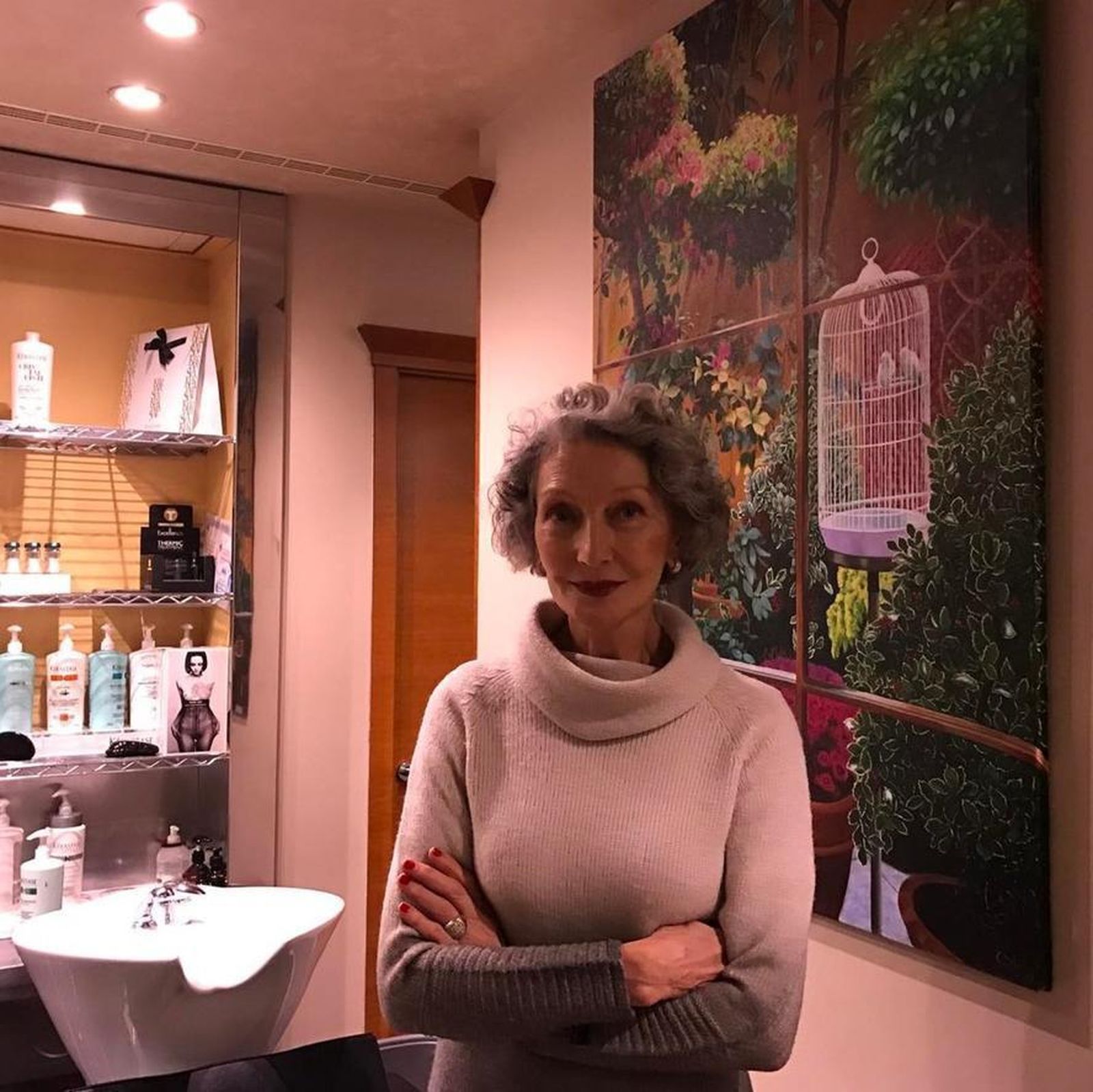 1. En la peluquería 2. Desfilando para Andrés Sardá 3. No pierde la elegancia en su día a día 4. Una portada en la que aparece cuando era joven 5. Como imagen de una firma juvenil