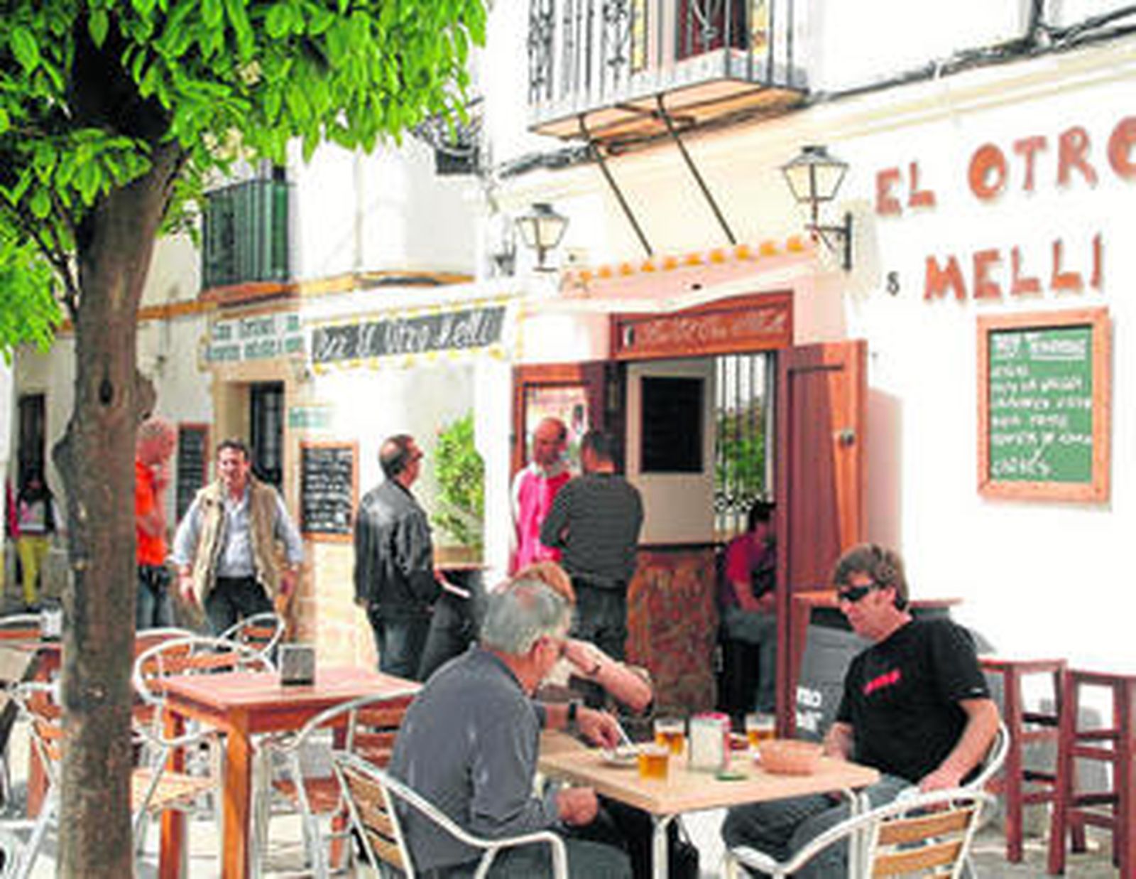 Varios de los comercios de la plaza San Martín de Tarifa, donde se han registrado numerosos actos vandálicos en el último año.