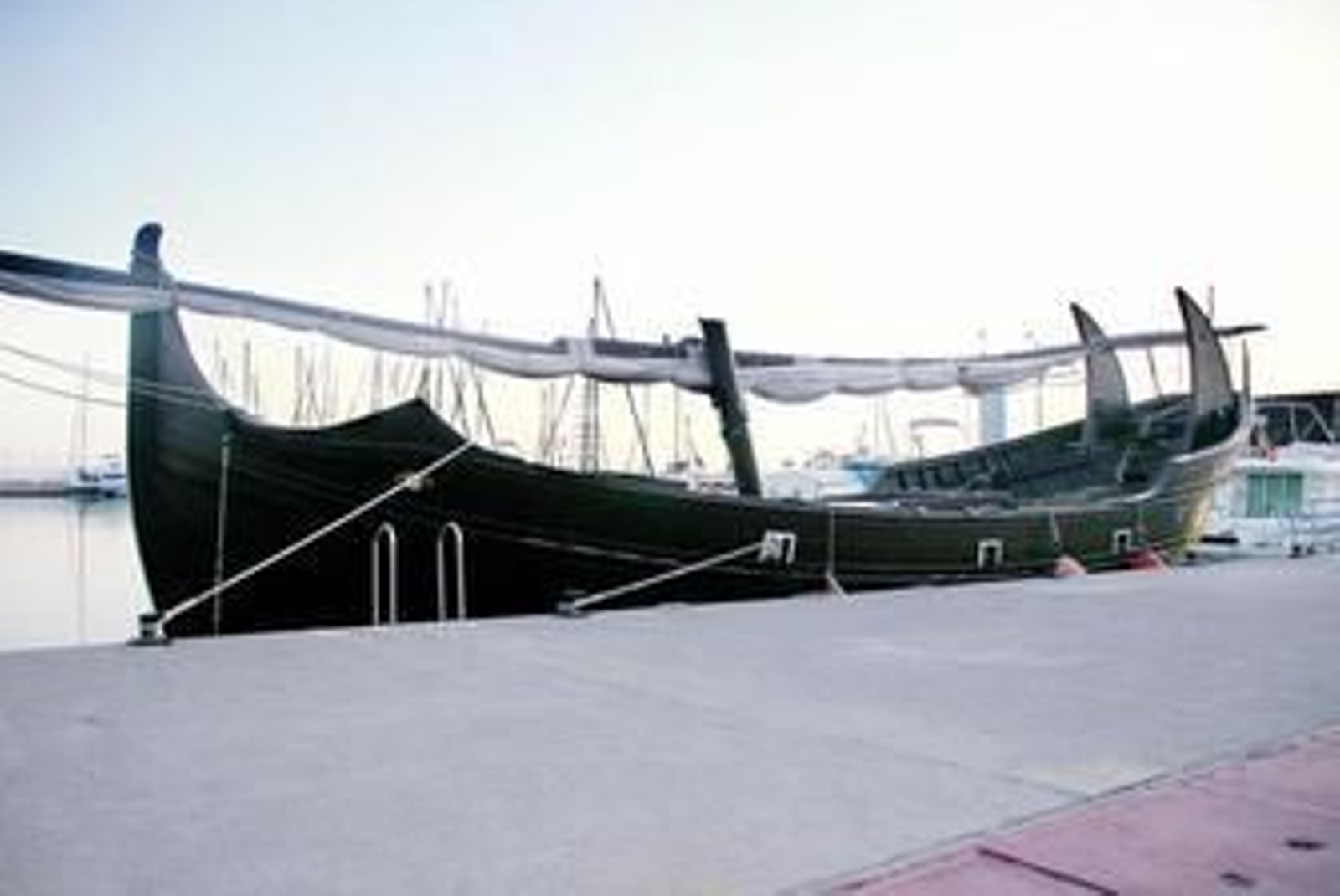 El mástil ya no luce en lo alto de la réplica del barco del siglo XI.