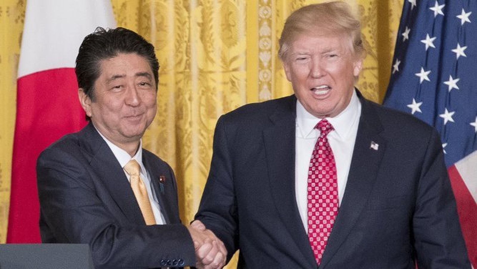 Imagen de la visita del primer ministro japonés a Donald Trump.
