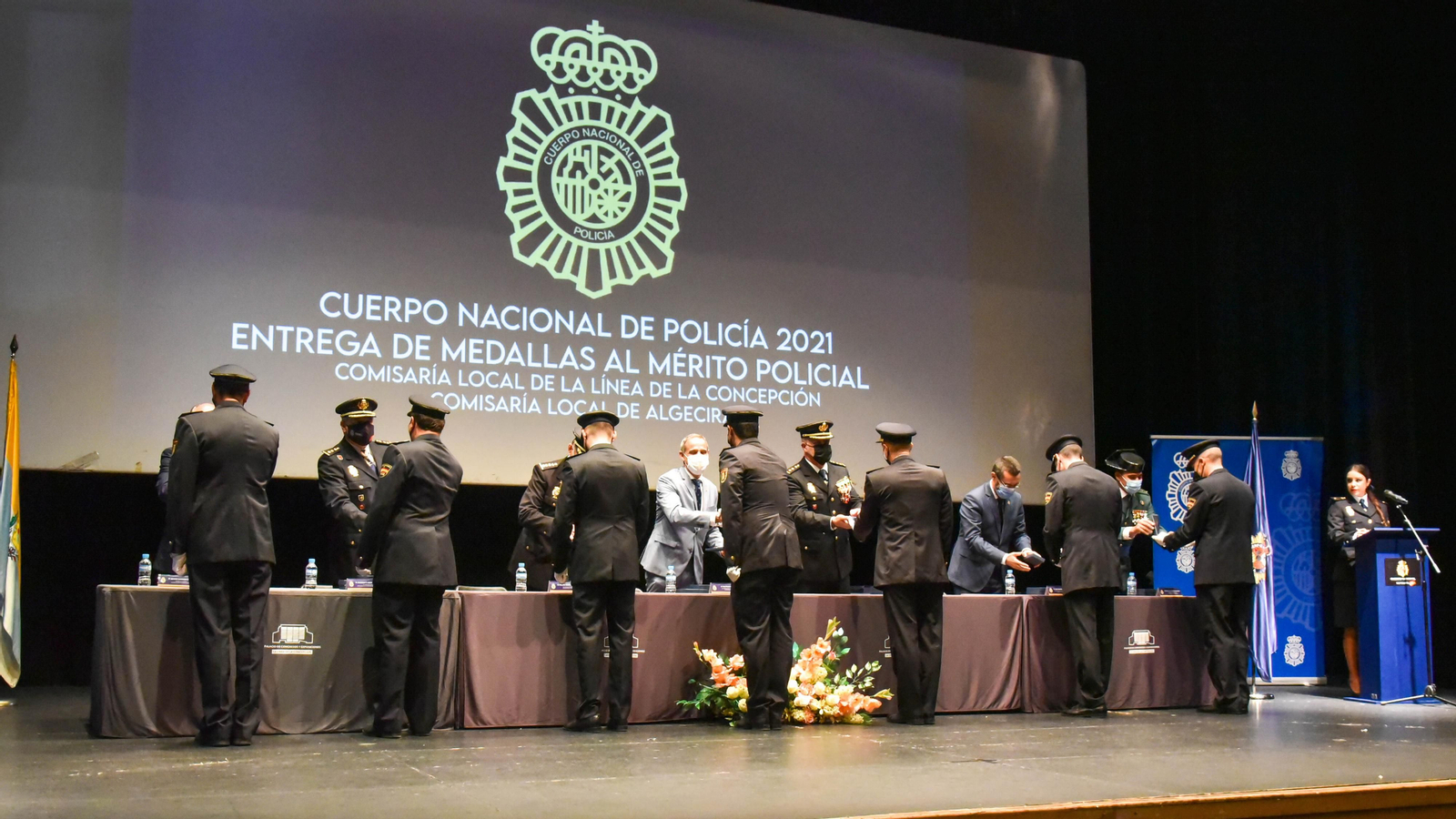 Las fotos de la entrega de medallas por el Dia de la Policía Nacional