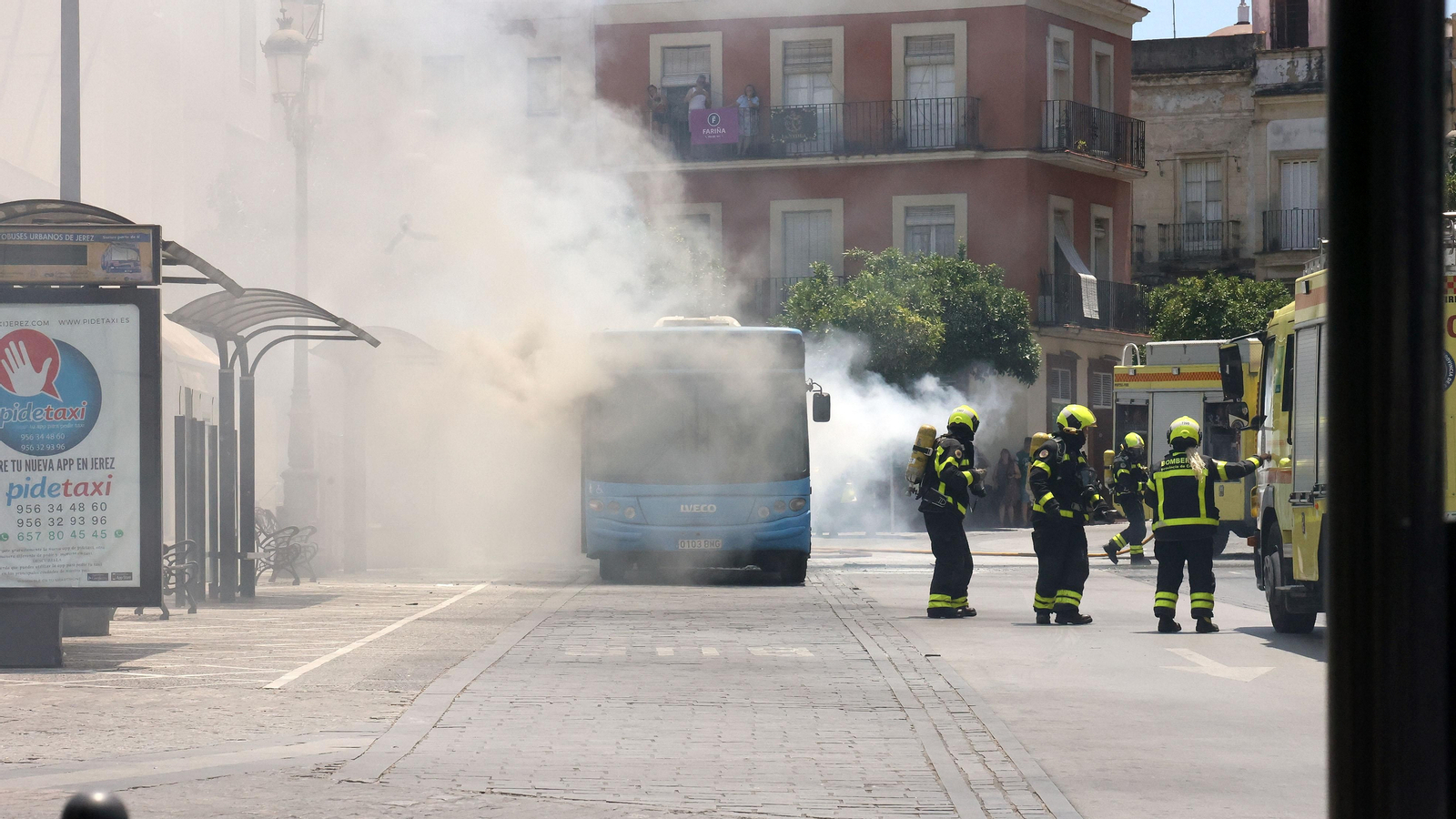 Arde un autobús urbano de Jerez en la plaza Esteve