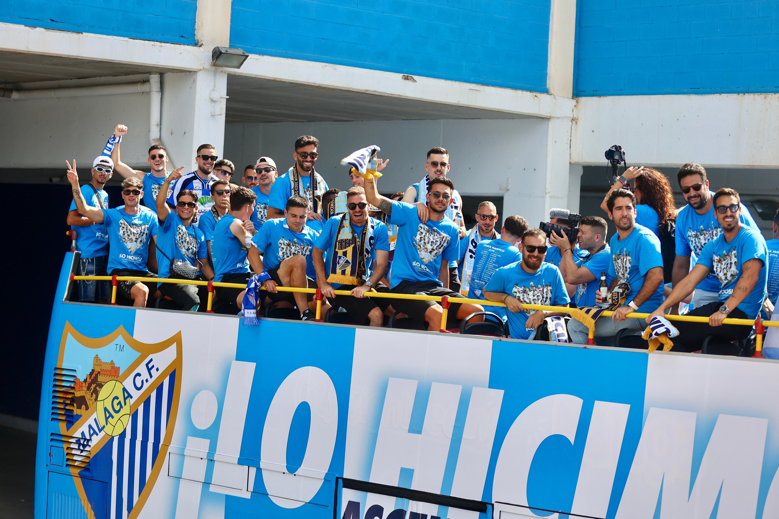 El malaguismo sale a la calle en avalancha: Las fotos de la celebración del ascenso