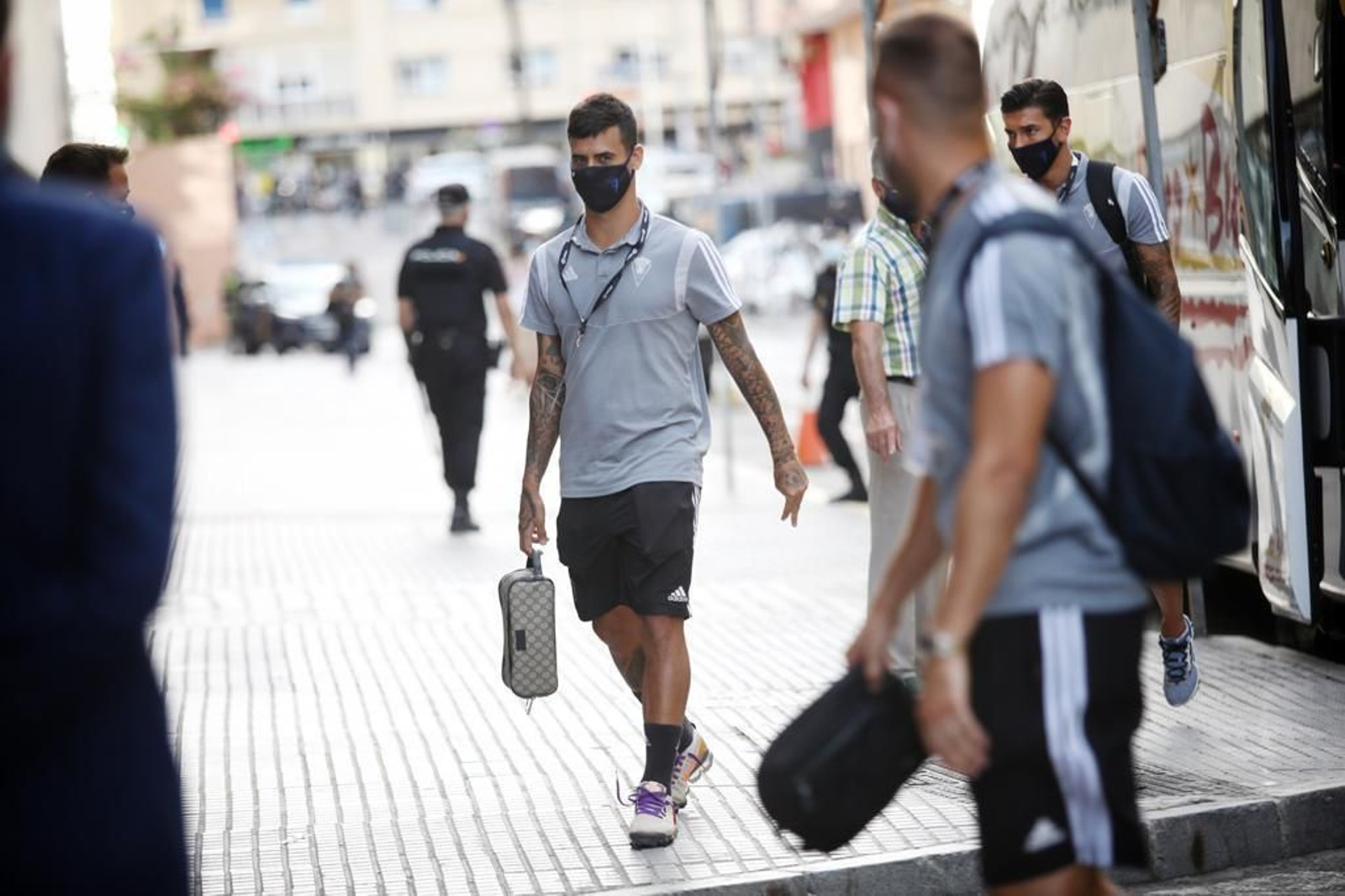 Gran despligue policial y apenas seguidores en el alrededores del Carranza