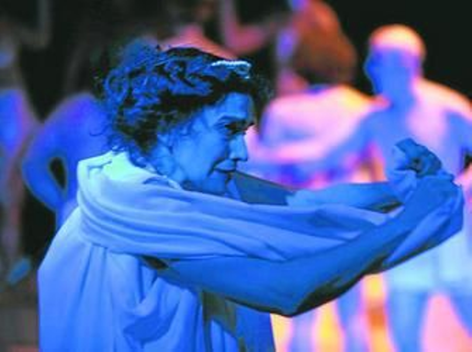 1. Ramón Bocanegra, que comparte con Manuel J. Parodi la autoría del texto de 'Augusto...'. 2. Instantánea de la puesta en escena de la compañía La Tarasca. 3. El diseño de vestuario, realizado por Andrés Gonzalez y PCM atelier.