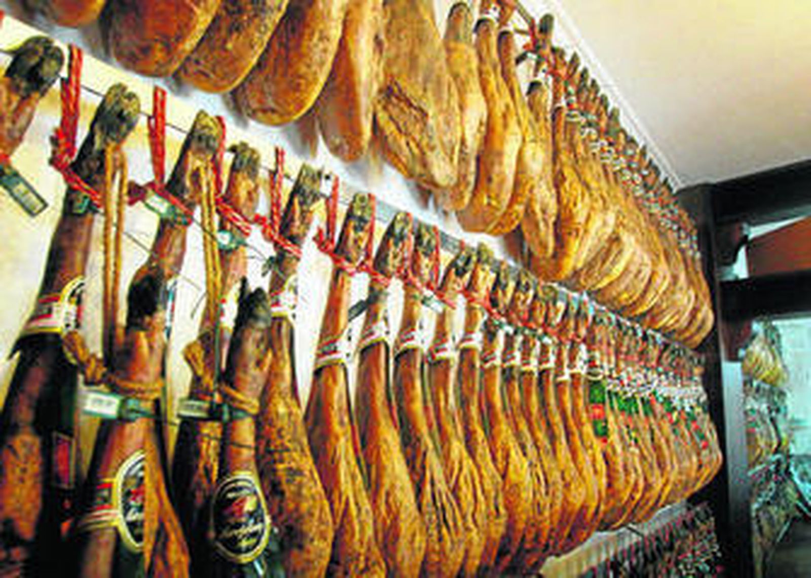 Jamones producidos en la Sierra de Huelva, listos para su venta.