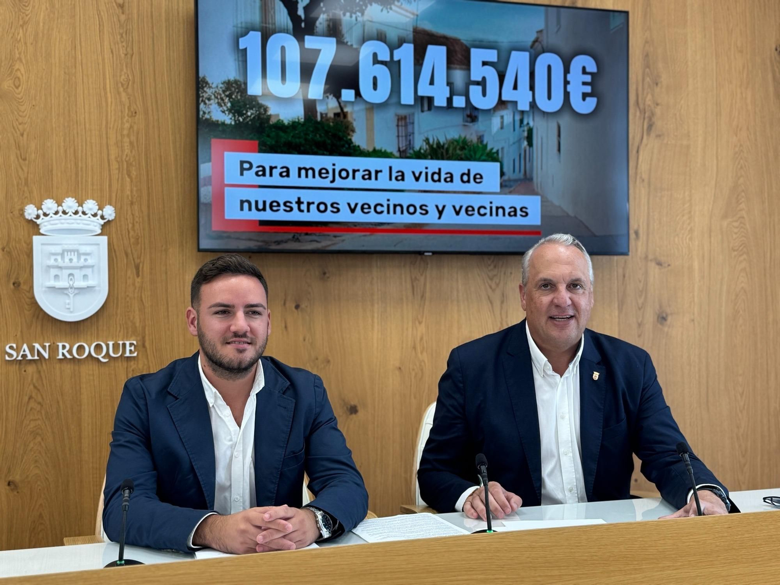 El concejal de Hacienda, Fernando Vega, y el alcalde de San Roque, Juan Carlos Ruiz Boix.