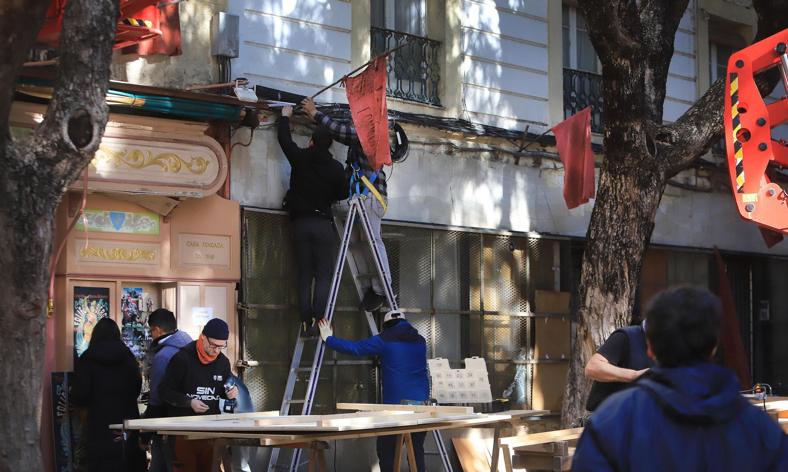 Montaje de los escenarios para el rodaje de la serie `Young Sherlock´ en Jerez