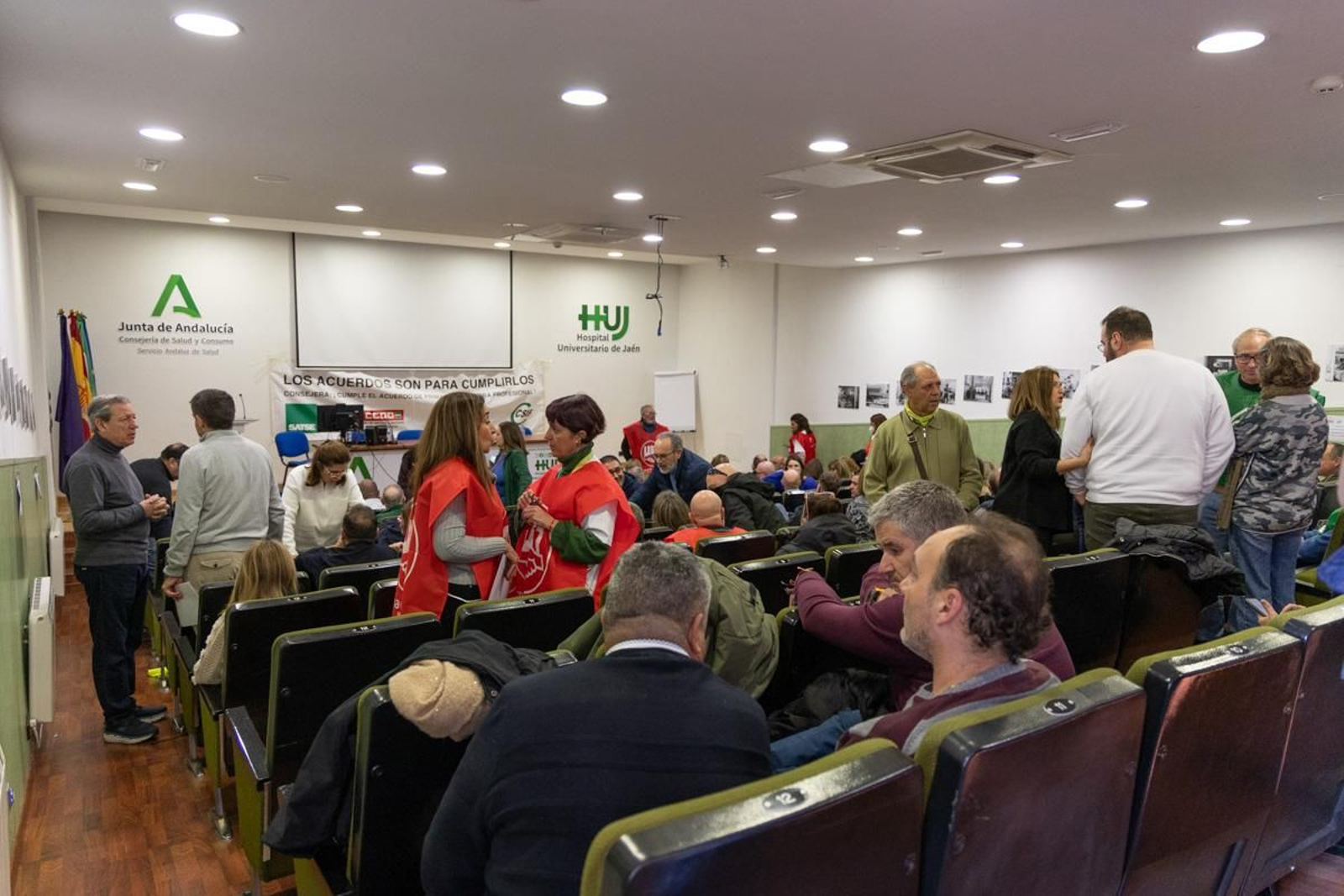 Encierro y asamblea convocado por CCOO, Satse, CSIF y UGT para denunciar el incumplimiento de los acuerdos en materia sanitaria por parte de la Junta de Andalucía