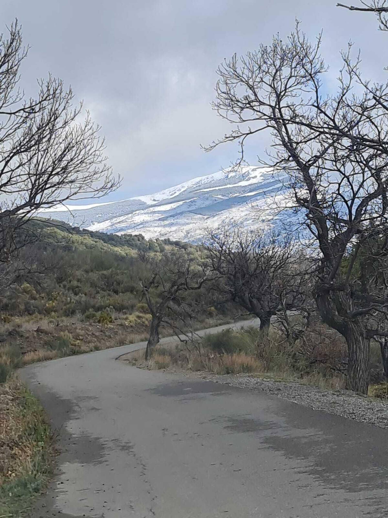 Paterna del Río, en Almería, con vistas a la nieve de la sierra a muy pocos kilómetros.