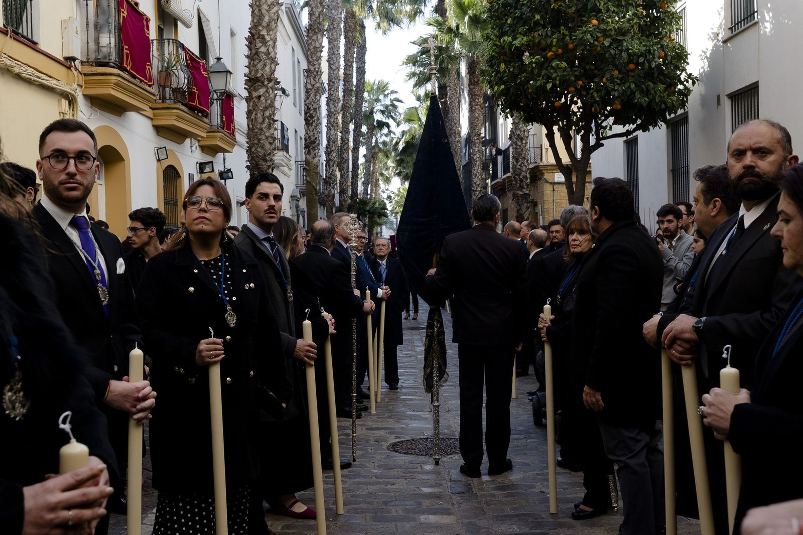 Las imágenes del vía crucis del Cristo de la Misericordia, de la hermandad de La Palma, a la Catedral