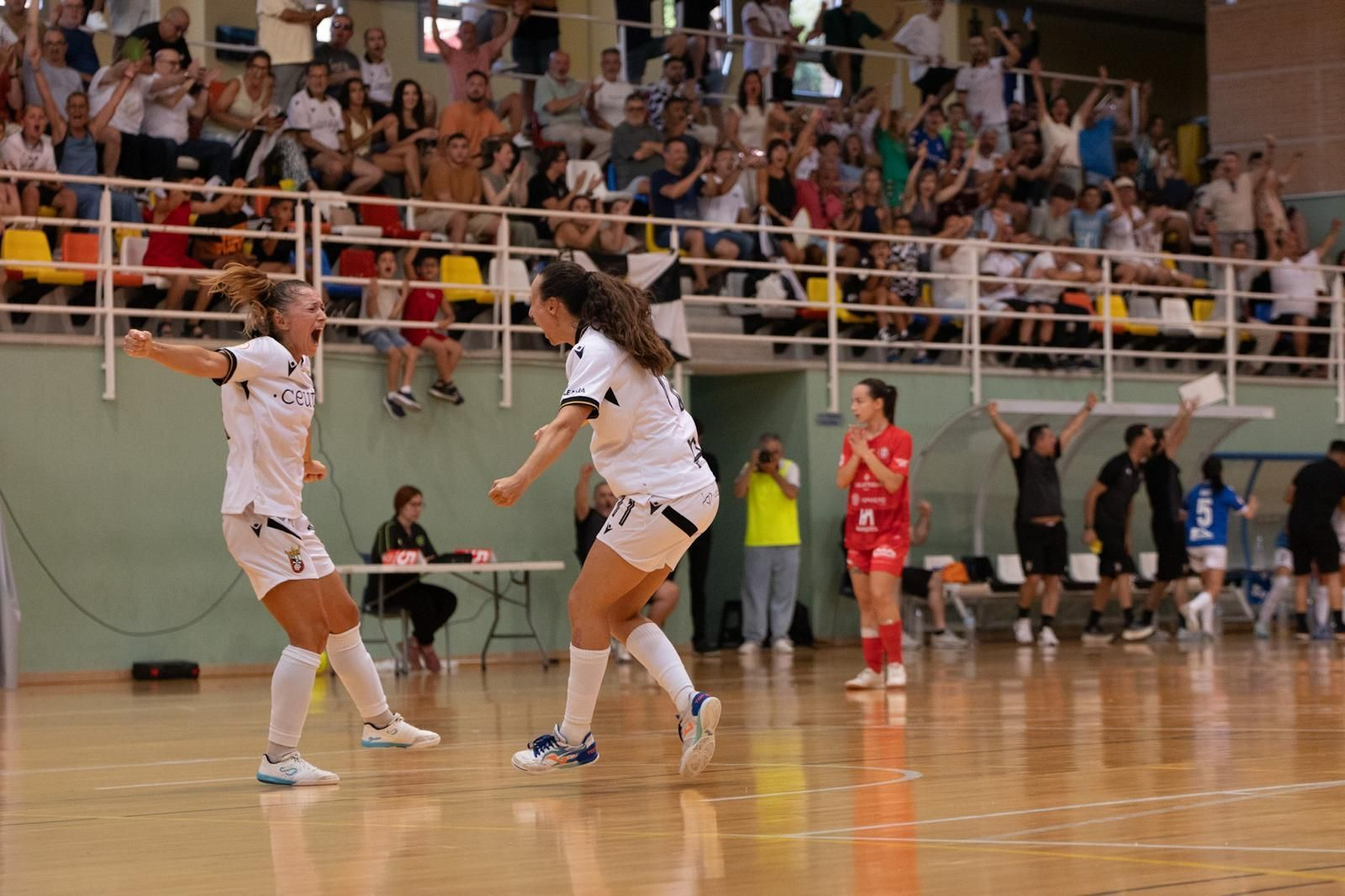 Macarena celebra un tanto en la fase de ascenso con una de sus compañeras.
