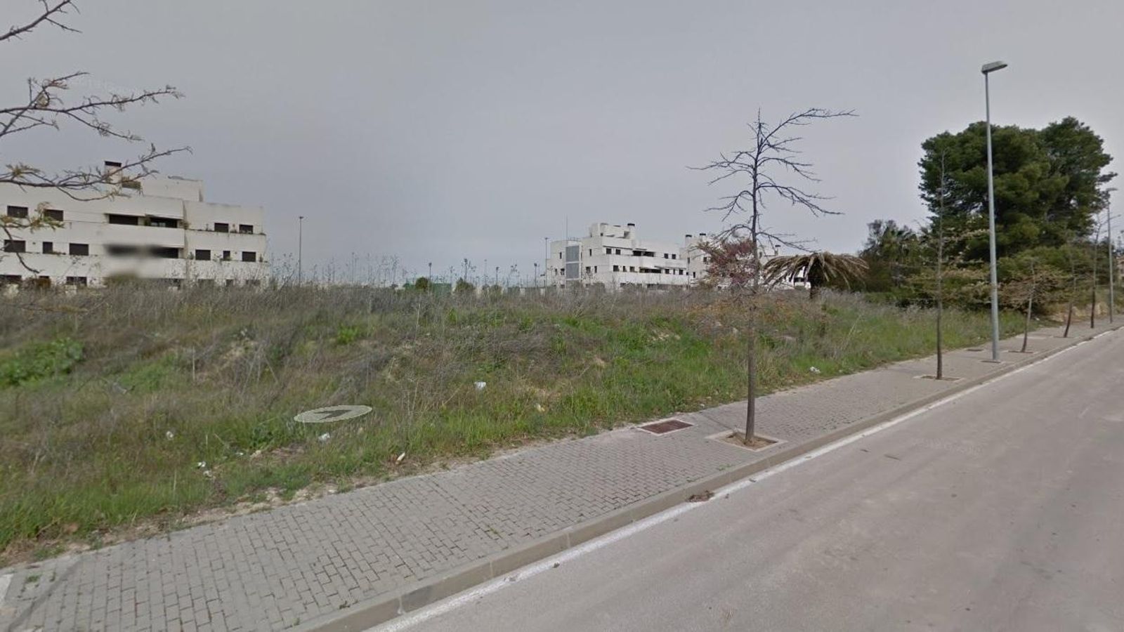 Parcela de Los Villares, junto a la antigua travesía de la N-IV.