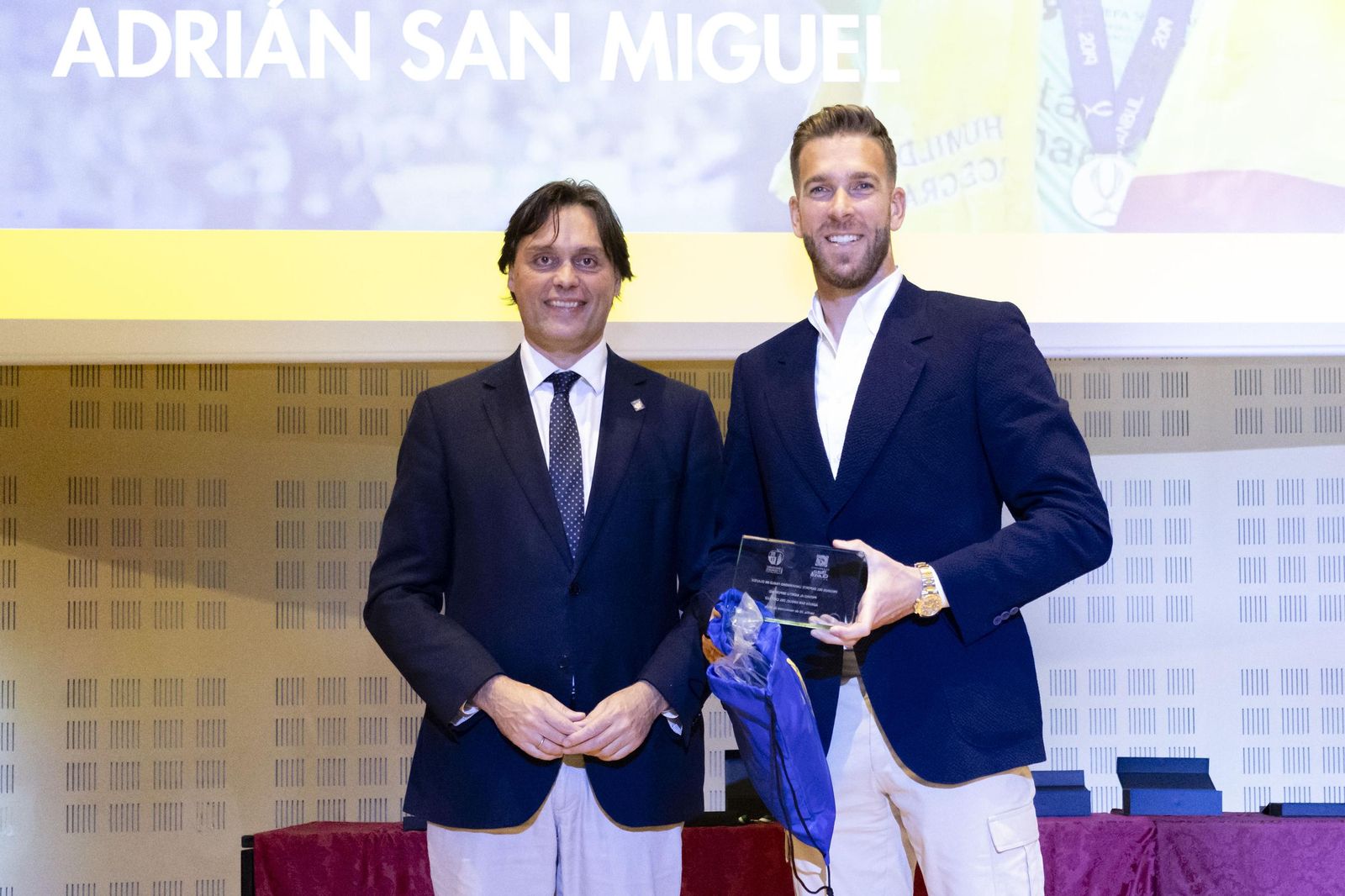 El futbolista Adrián San Miguel, premiado por su trayectoria deportiva