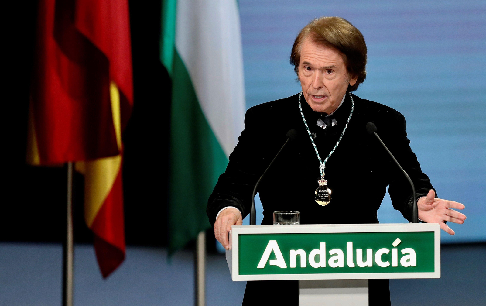 Rafael habla en el acto del Día de Andalucía.