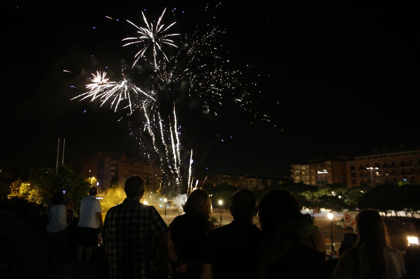 Un castillo de fuegos artificiales puso el punto y final a la semana de feria.