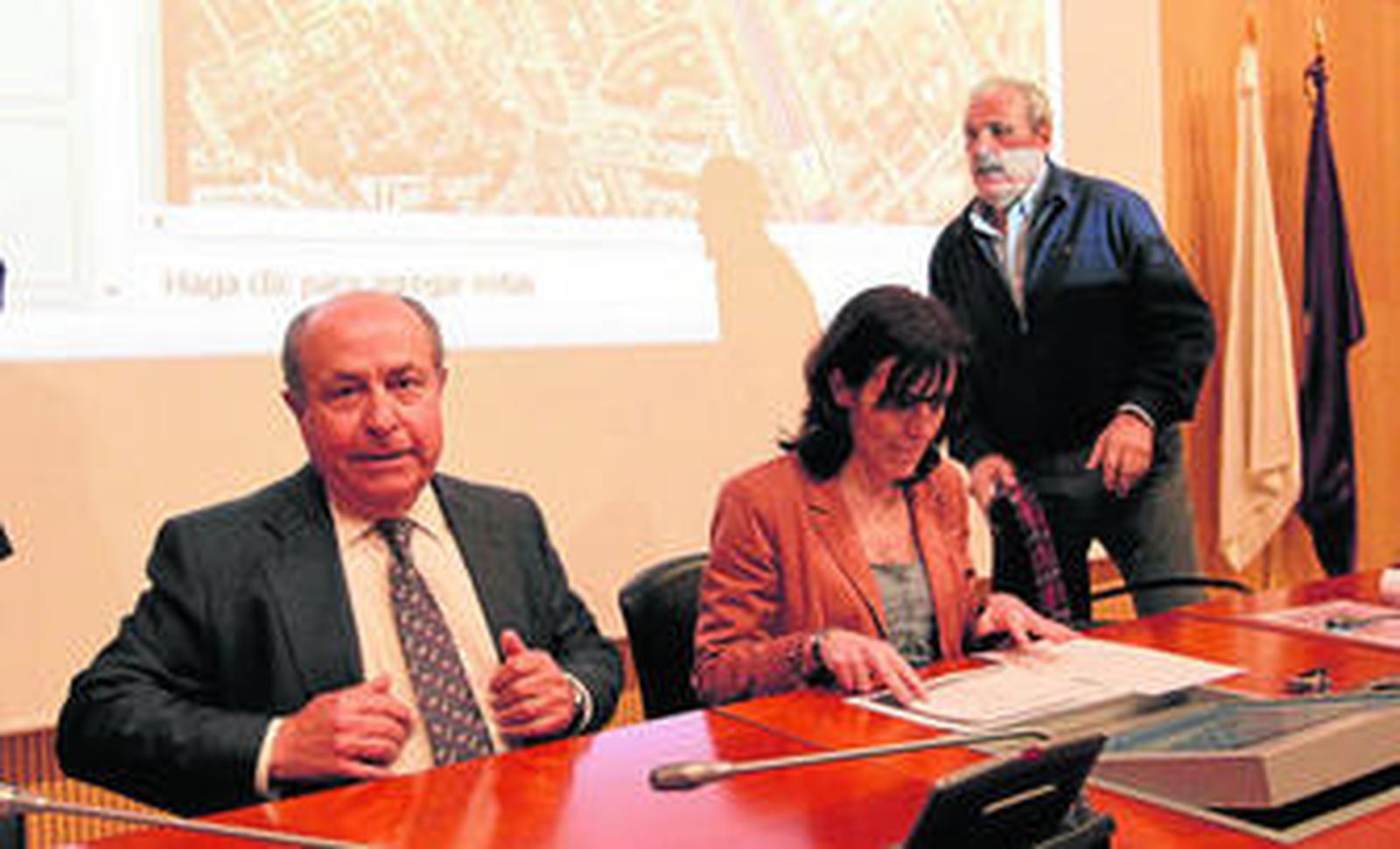 El alcalde, durante la presentación del proyecto de la Alta Velocidad en la rotonda de Europa, ayer.