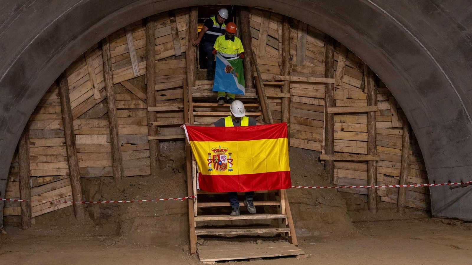 Trabajadores con las banderas de ESpaña y Viator.