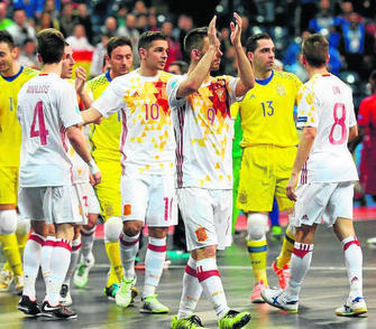 Andresito (10) festeja con el equipo el pase a semifinales.
