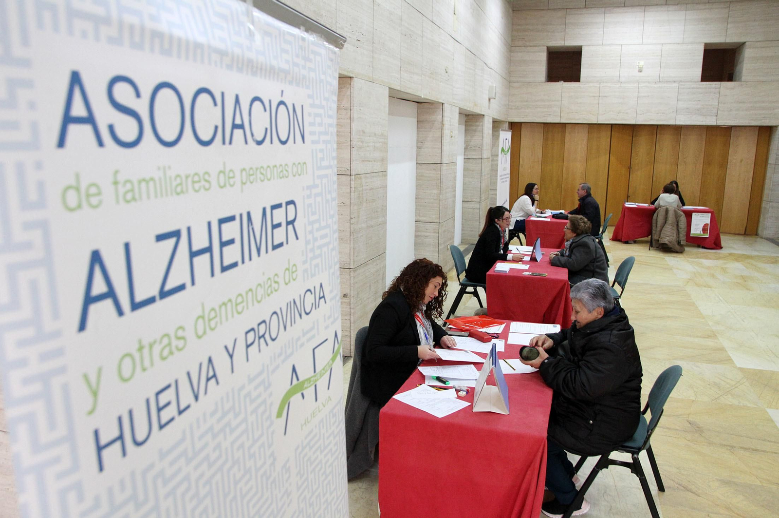 La Asociación de Familiares de personas con Alzheimer (AFA) realiza actividades en la Casa Colón, en imágenes