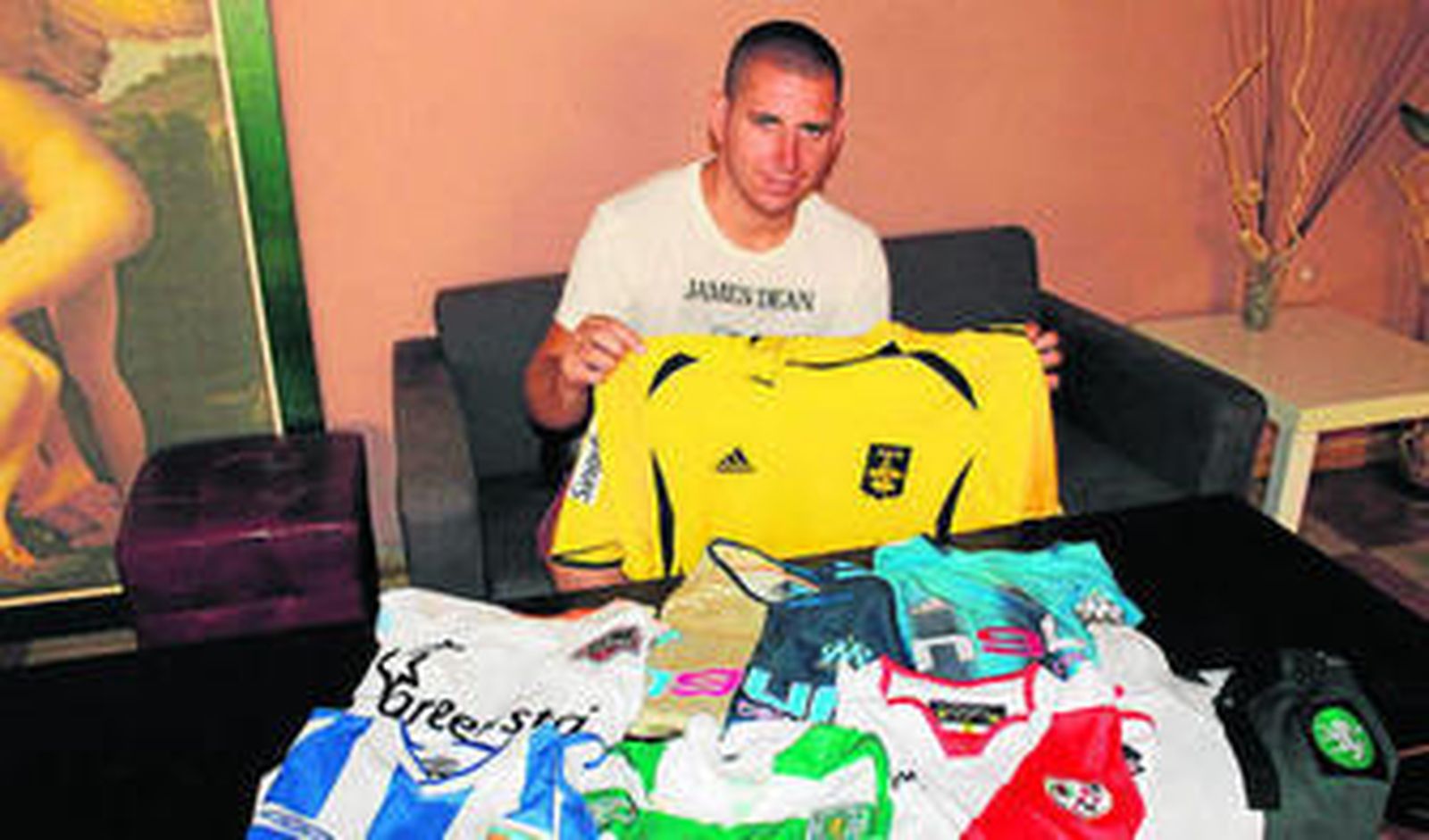 Koke posa con lagunas de las camisetas de los equipos donde ha jugado.