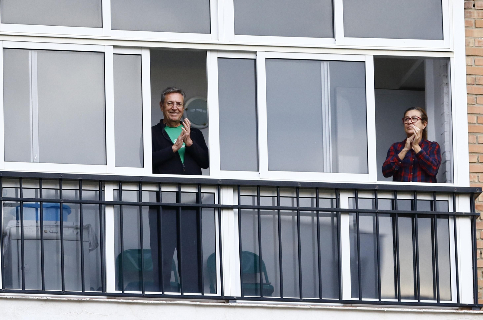 Coronavirus: El primer día de aplausos en Málaga en el que el sol aún no ha caído, en fotos