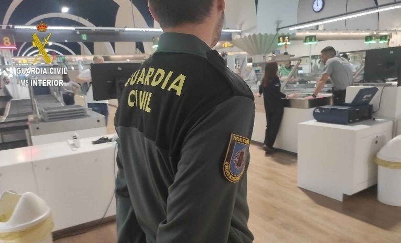 Imagen de archivo de un agente de la Guardia Civil en el aeropuerto de Sevilla.