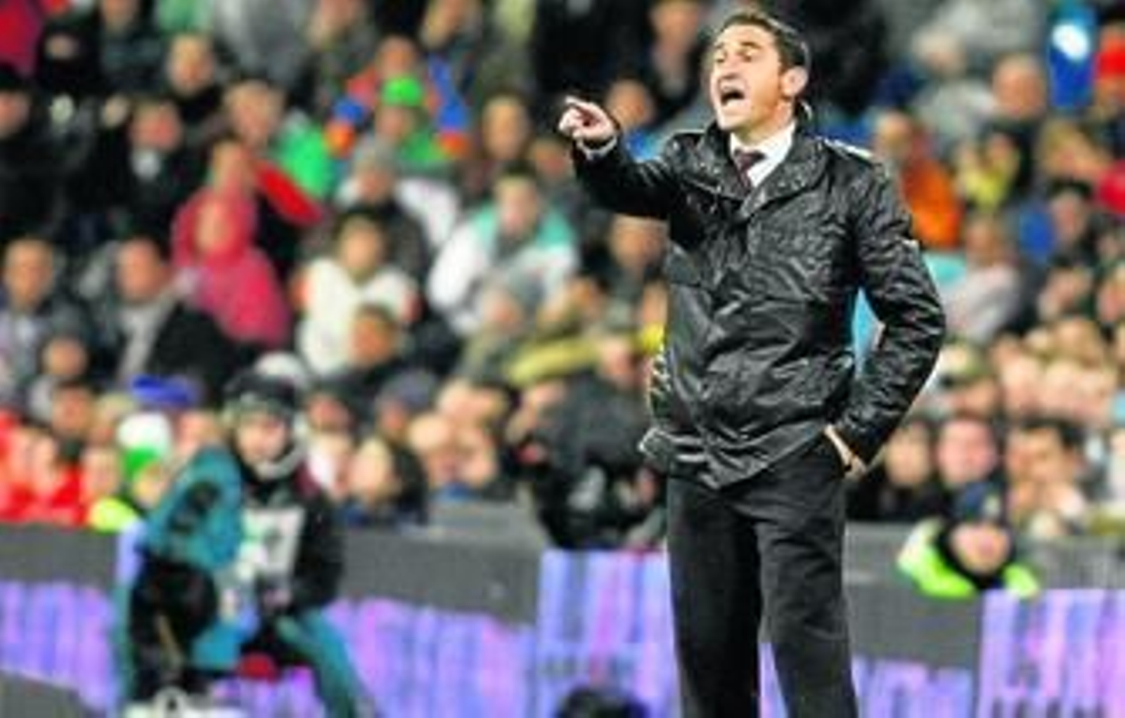 Manuel Jiménez da instrucciones a sus futbolistas desde el banquillo.