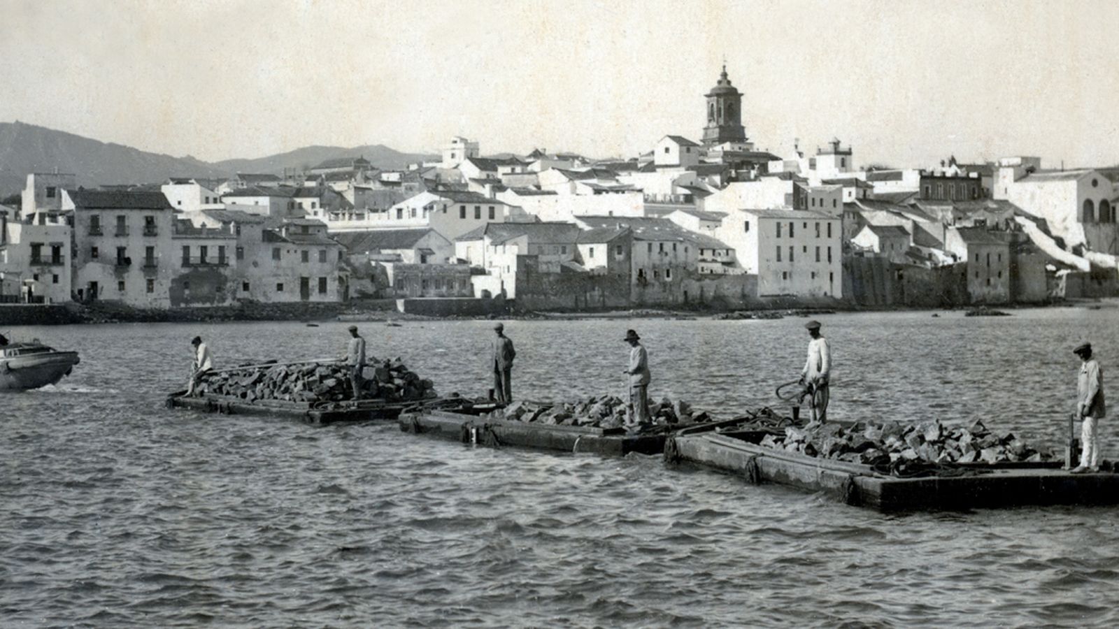 Chalanas transportando escollera para las obras del muelle de la Galera. Año 1916.