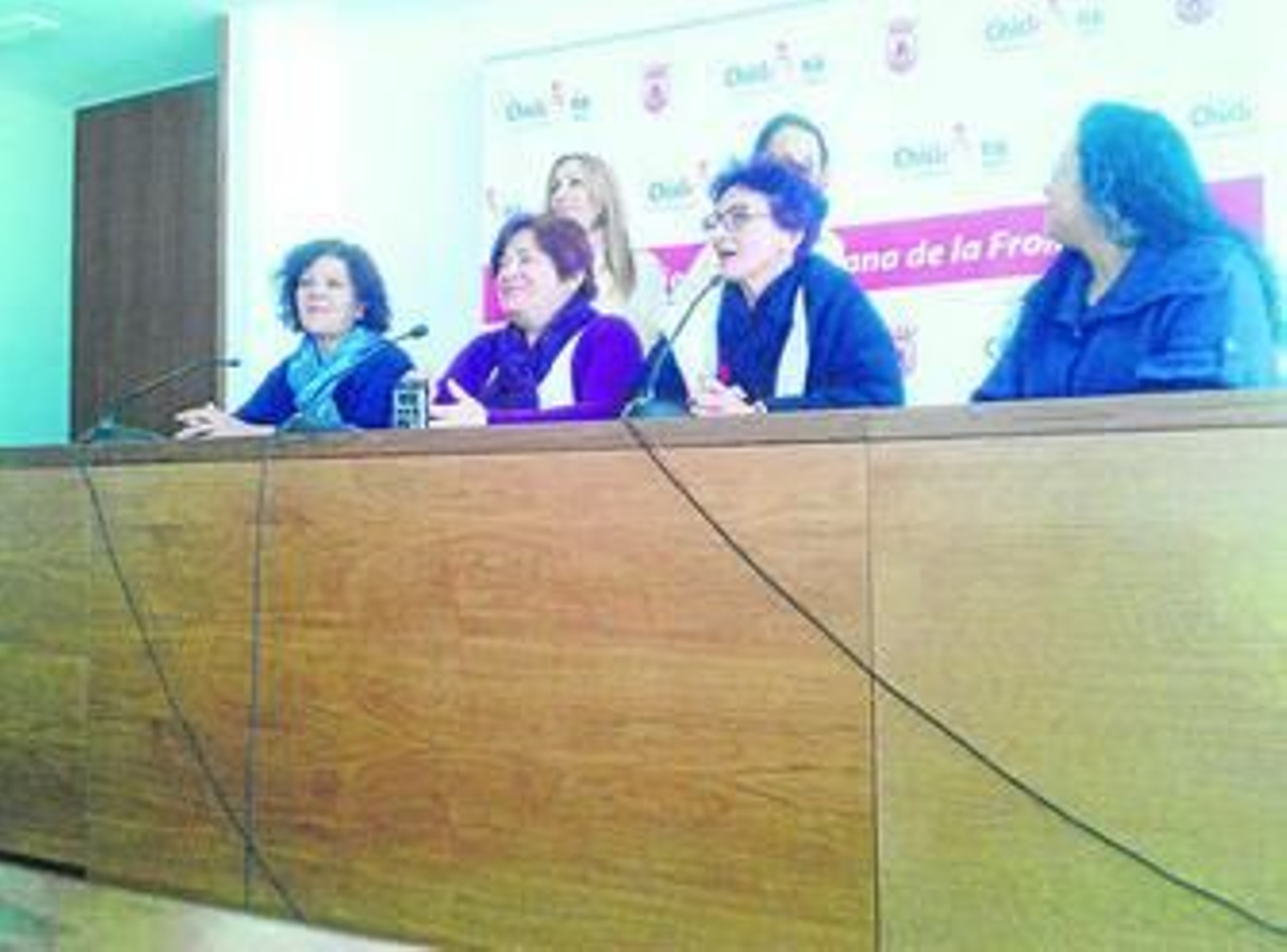 La edil Cándida Verdier, ayer en el Ayuntamiento con representantes del comité de empresa.