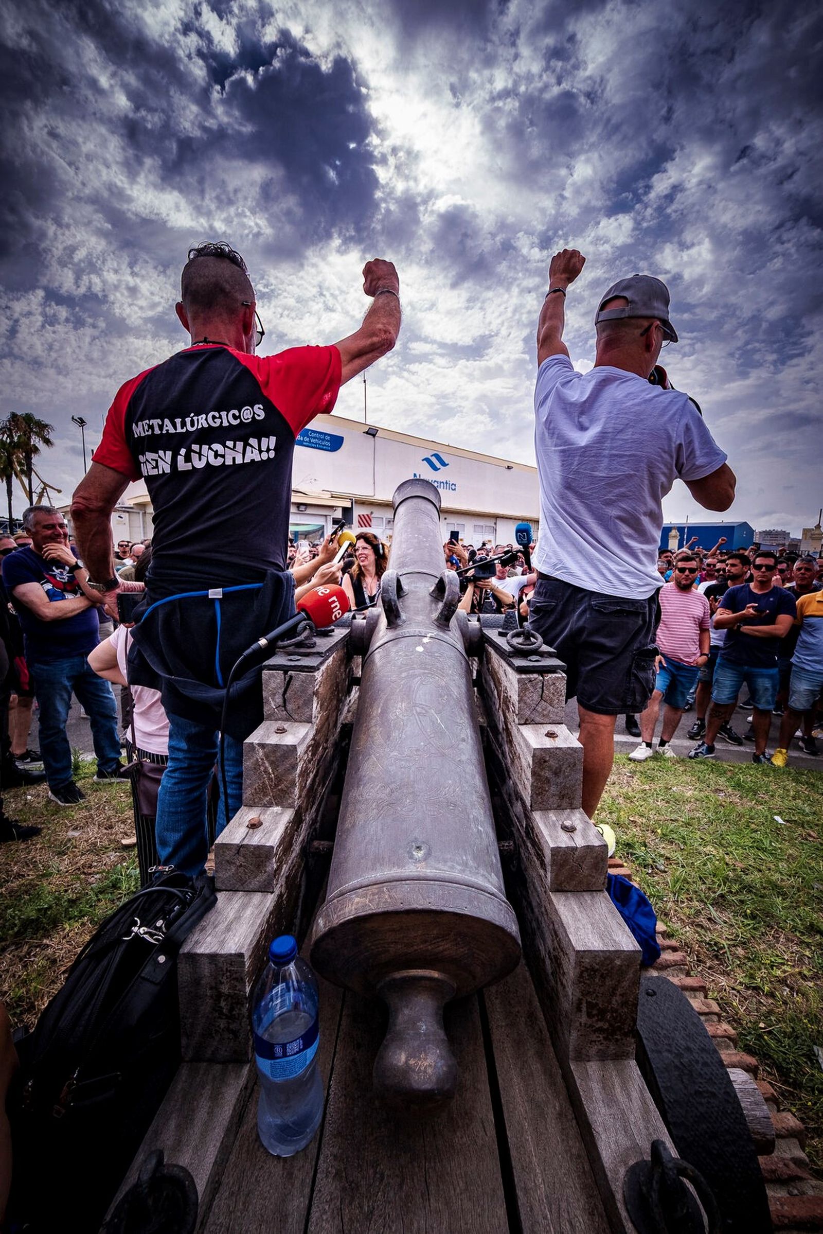 Una asamblea de trabajadores del metal a las puertas de los astilleros gaditanos