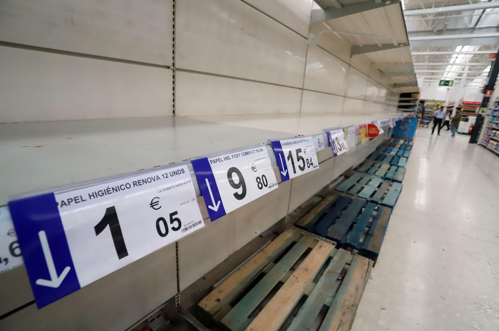 Imágenes de la situación y organización en los supermercados de Huelva