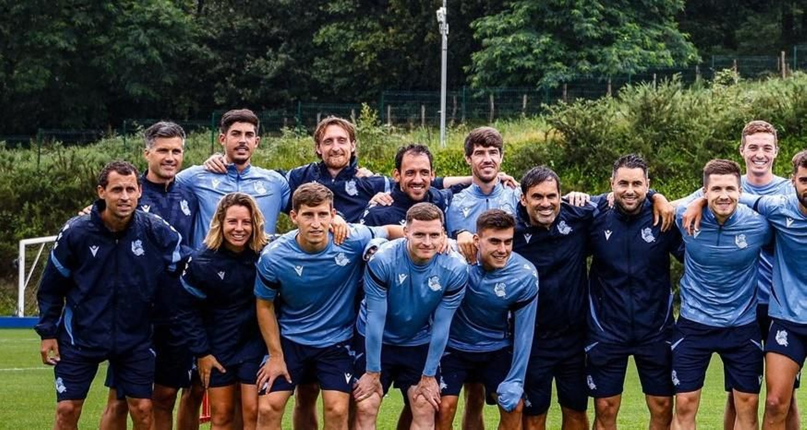 Carlos Fernández, segundo por la izquierda, el primer día de la pretemporada de la Real Sociedad.
