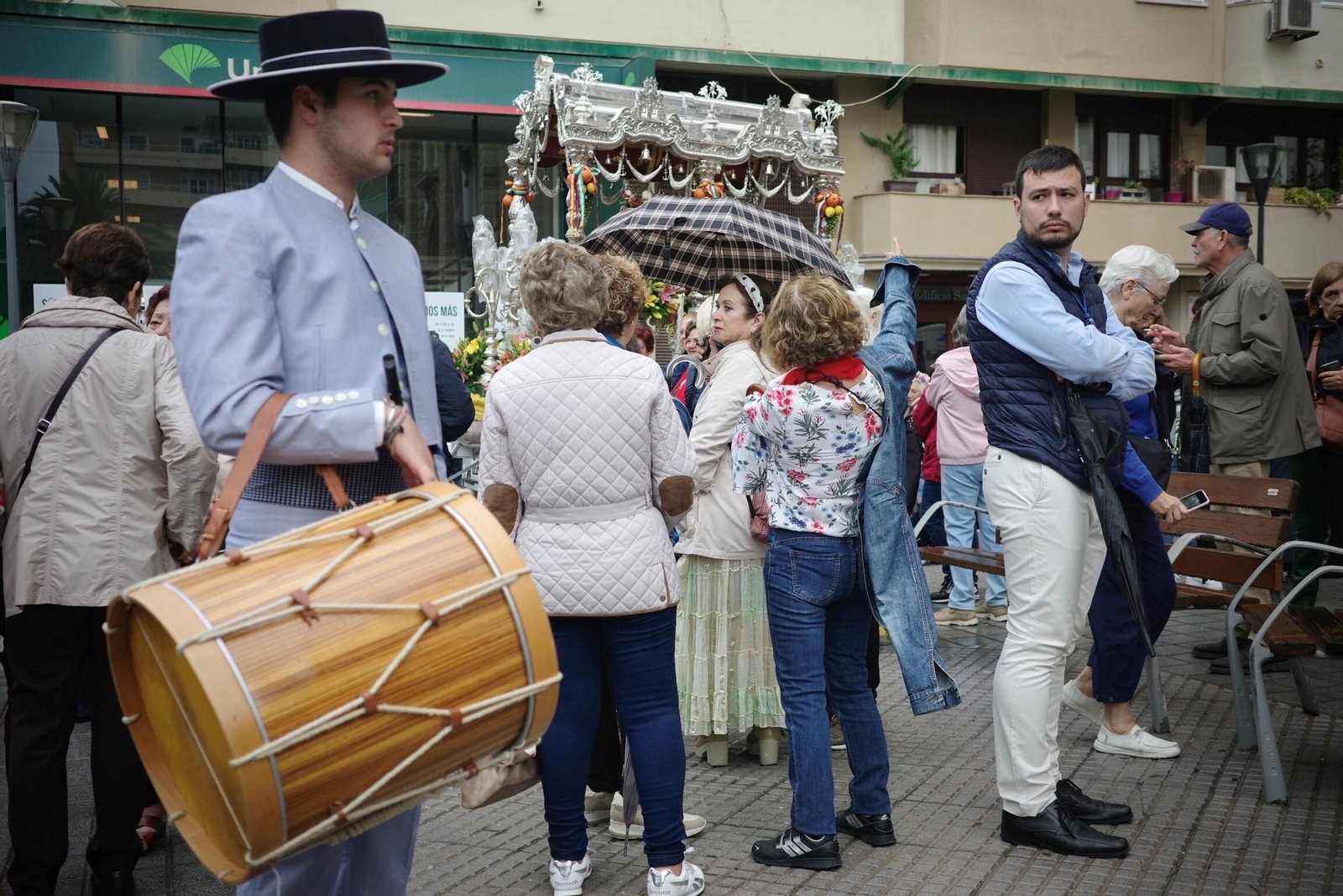 La salida de la hermandad del Rocío de Cádiz, en imágenes